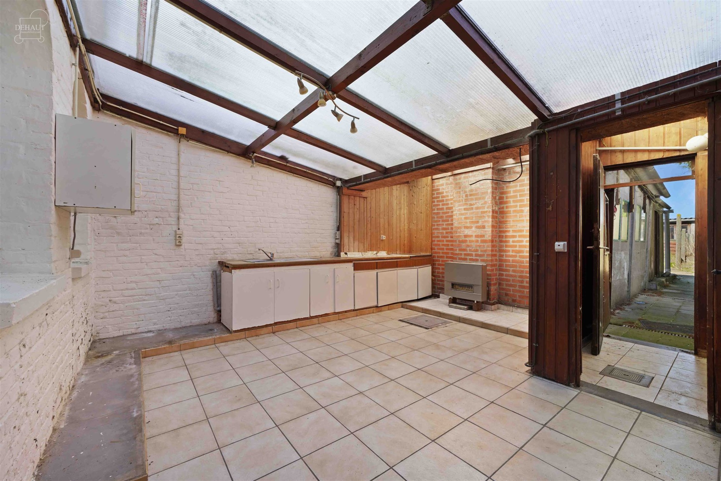 Large maison mitoyenne à rénover avec accès latéral. Se compose d'un hall d'entrée desservant un salon, une salle à manger, une cuisine, une sal...