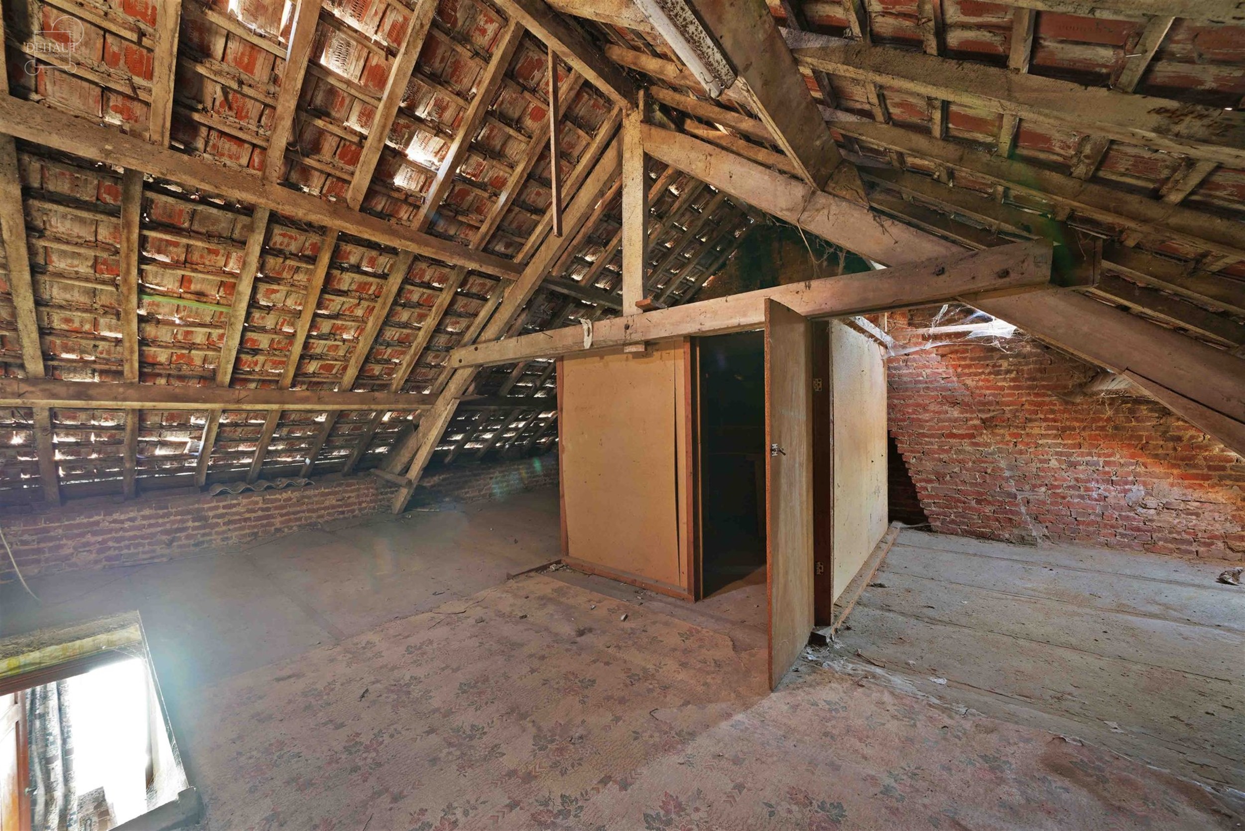 Large maison mitoyenne à rénover avec accès latéral. Se compose d'un hall d'entrée desservant un salon, une salle à manger, une cuisine, une sal...