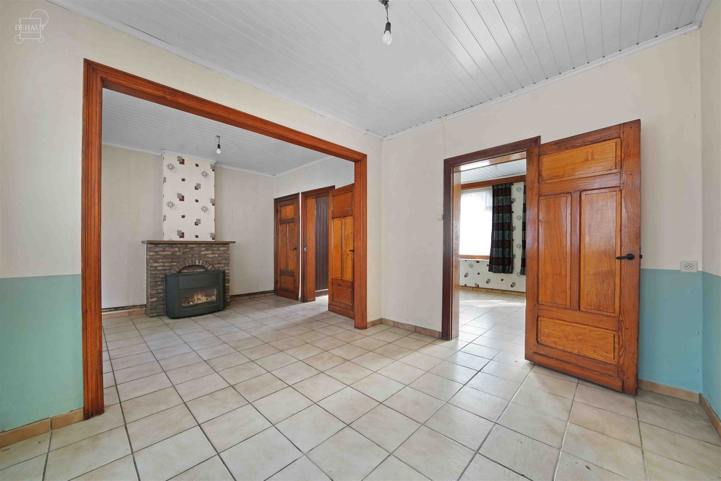 Large maison mitoyenne à rénover avec accès latéral. Se compose d'un hall d'entrée desservant un salon, une salle à manger, une cuisine, une sal...