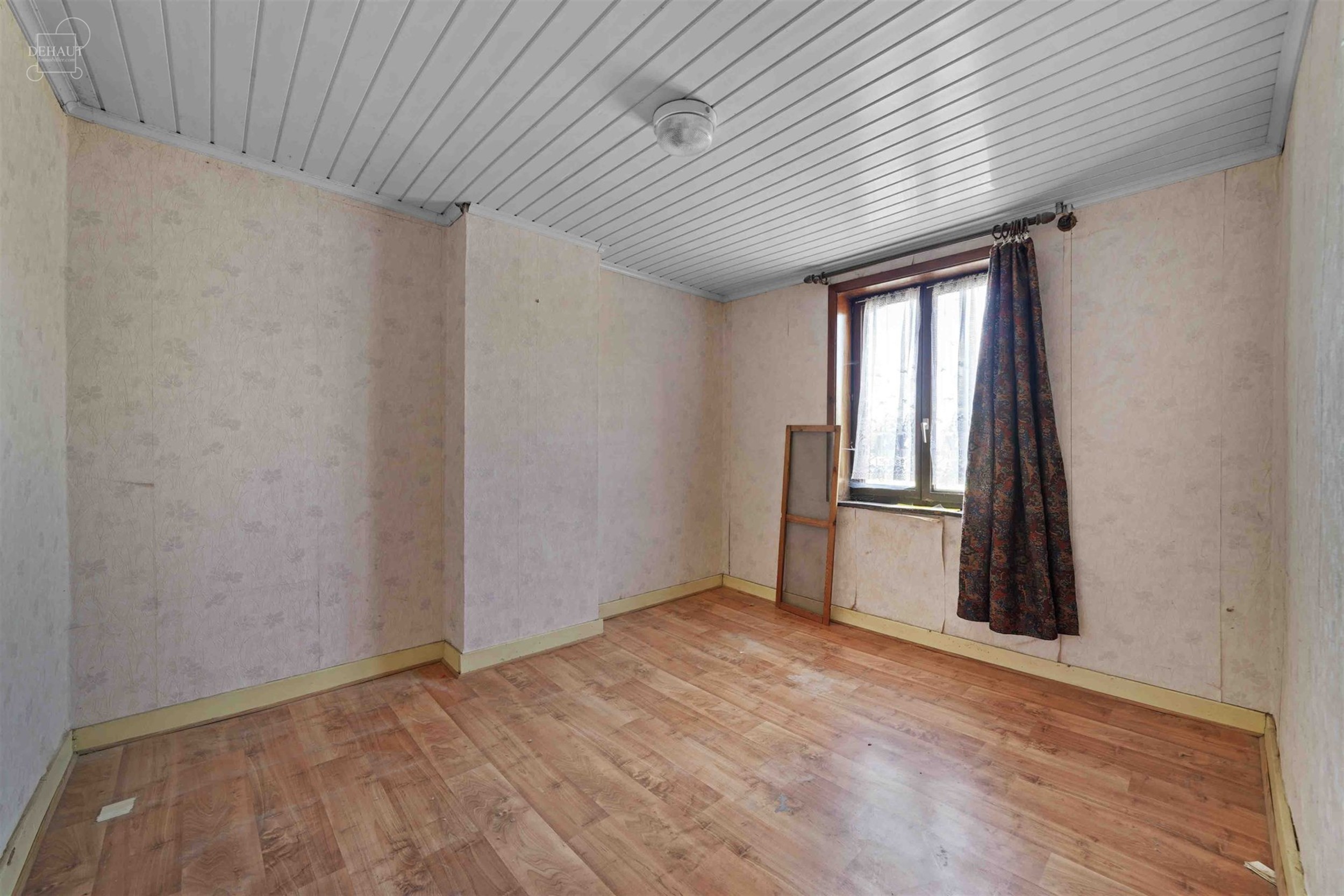 Large maison mitoyenne à rénover avec accès latéral. Se compose d'un hall d'entrée desservant un salon, une salle à manger, une cuisine, une sal...