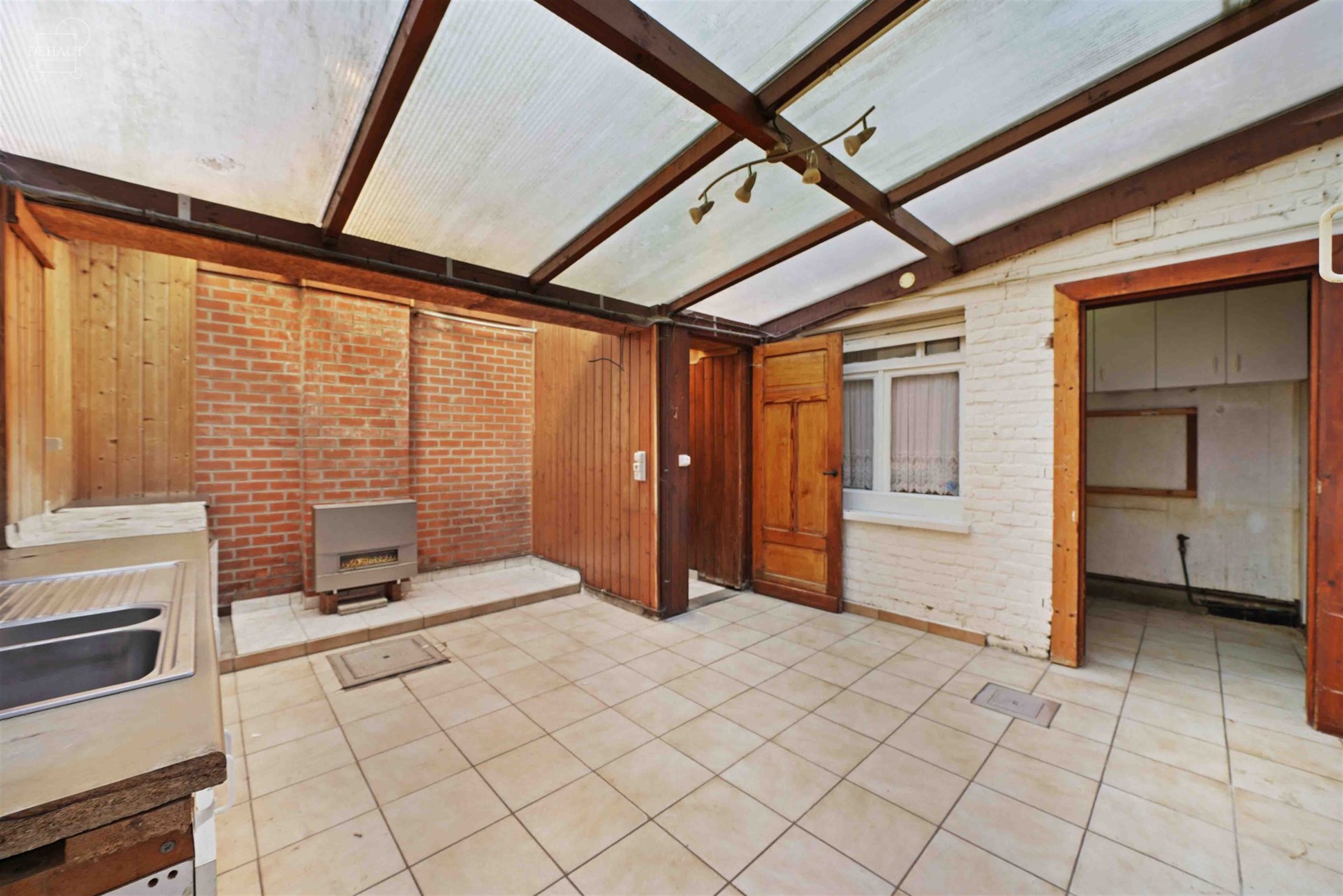Large maison mitoyenne à rénover avec accès latéral. Se compose d'un hall d'entrée desservant un salon, une salle à manger, une cuisine, une sal...