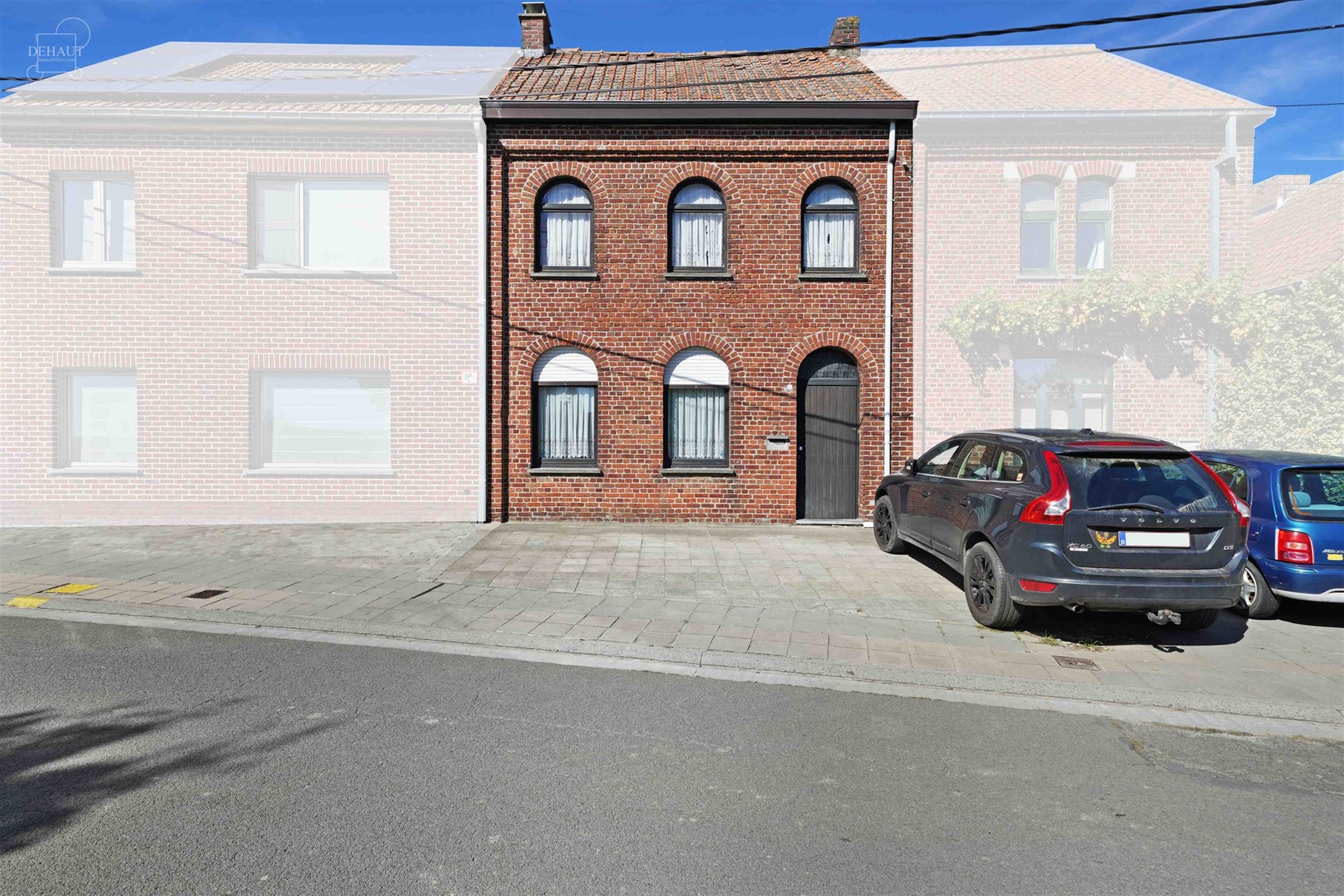 Large maison mitoyenne à rénover avec accès latéral. Se compose d'un hall d'entrée desservant un salon, une salle à manger, une cuisine, une sal...