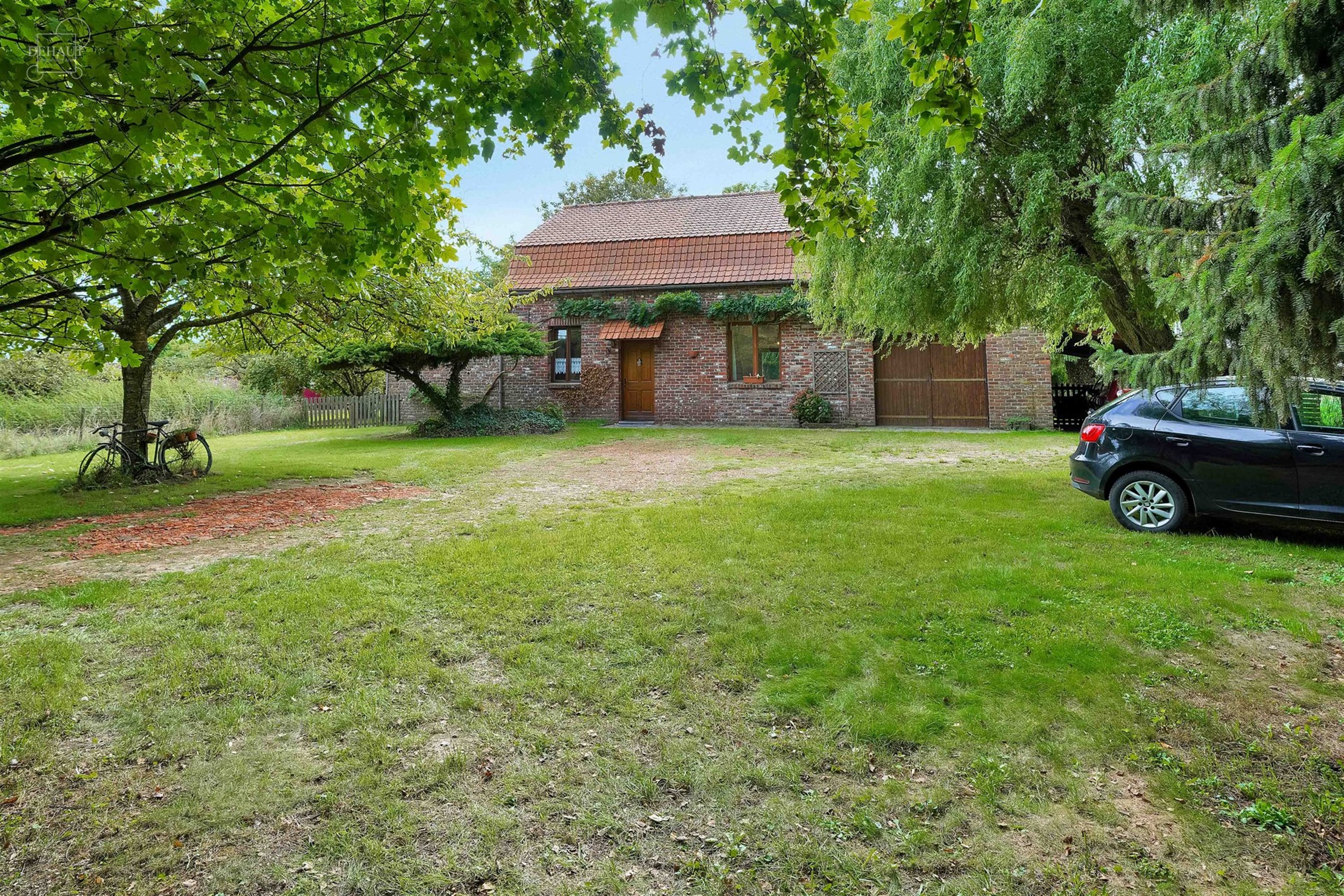 Jolie maison individuelle de campagne, de style fermette, érigée sur une parcelle de terrain d'env. 2.545m².  
Elle propose un hall d'entrée dess...