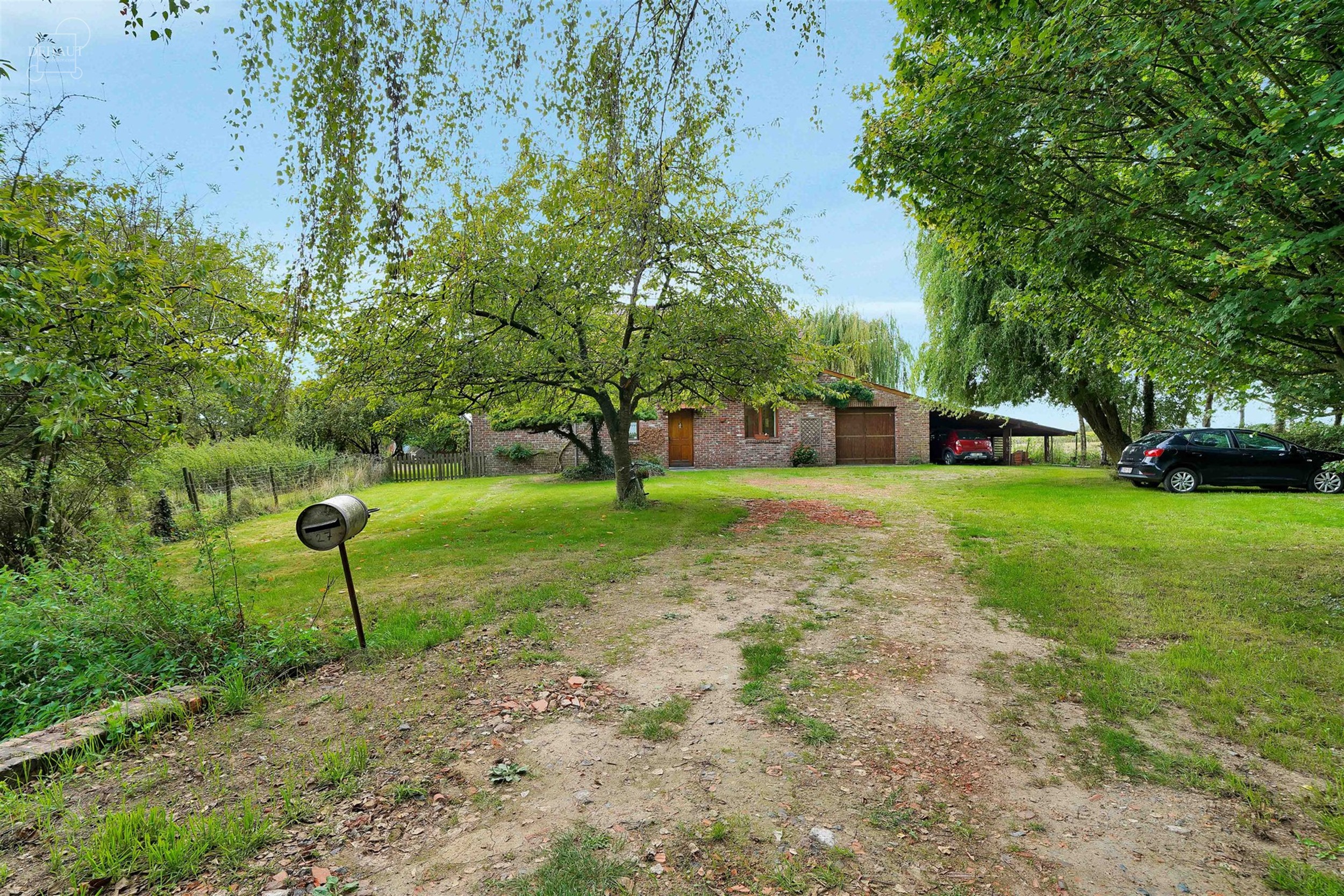 Jolie maison individuelle de campagne, de style fermette, érigée sur une parcelle de terrain d'env. 2.545m².  
Elle propose un hall d'entrée dess...