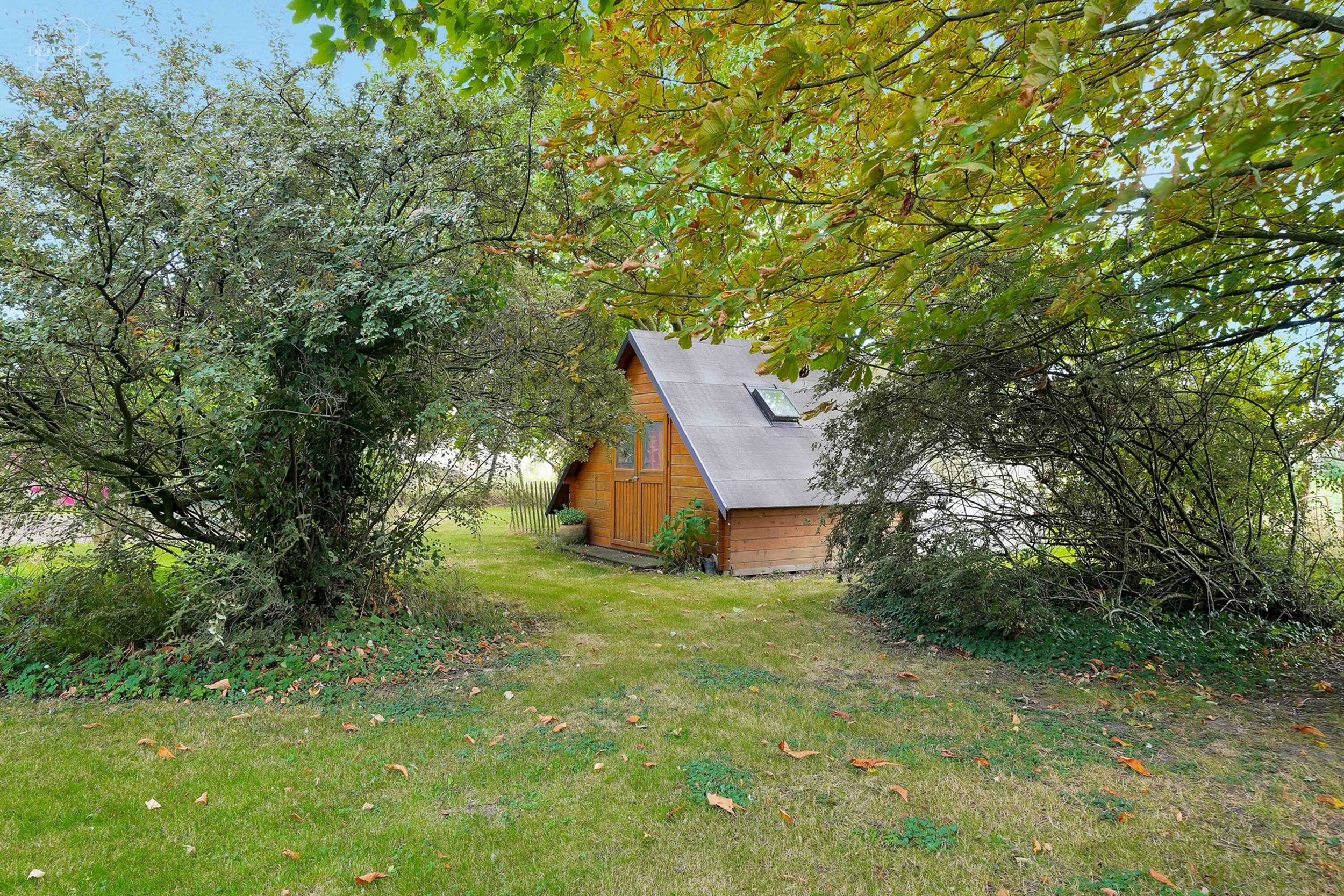 Jolie maison individuelle de campagne, de style fermette, érigée sur une parcelle de terrain d'env. 2.545m².  
Elle propose un hall d'entrée dess...