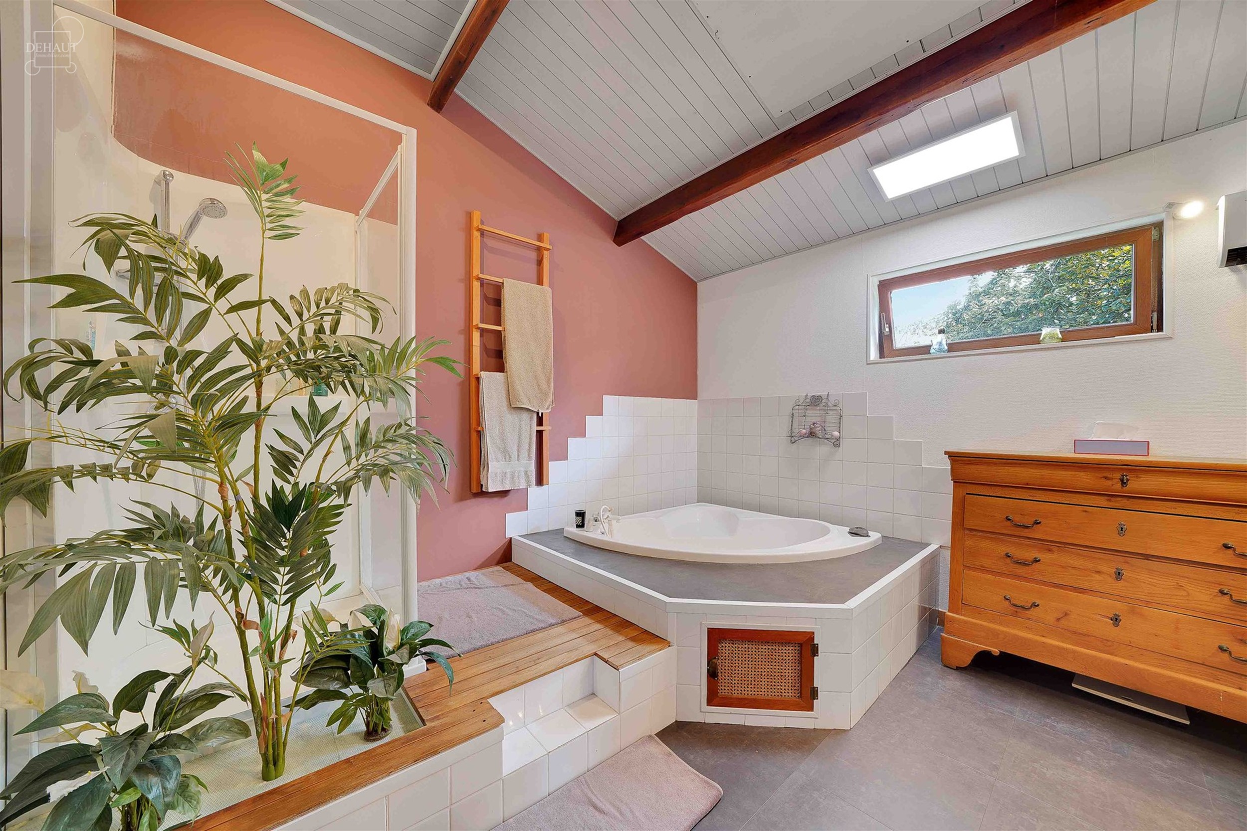 Jolie maison individuelle de campagne, de style fermette, érigée sur une parcelle de terrain d'env. 2.545m².  
Elle propose un hall d'entrée dess...