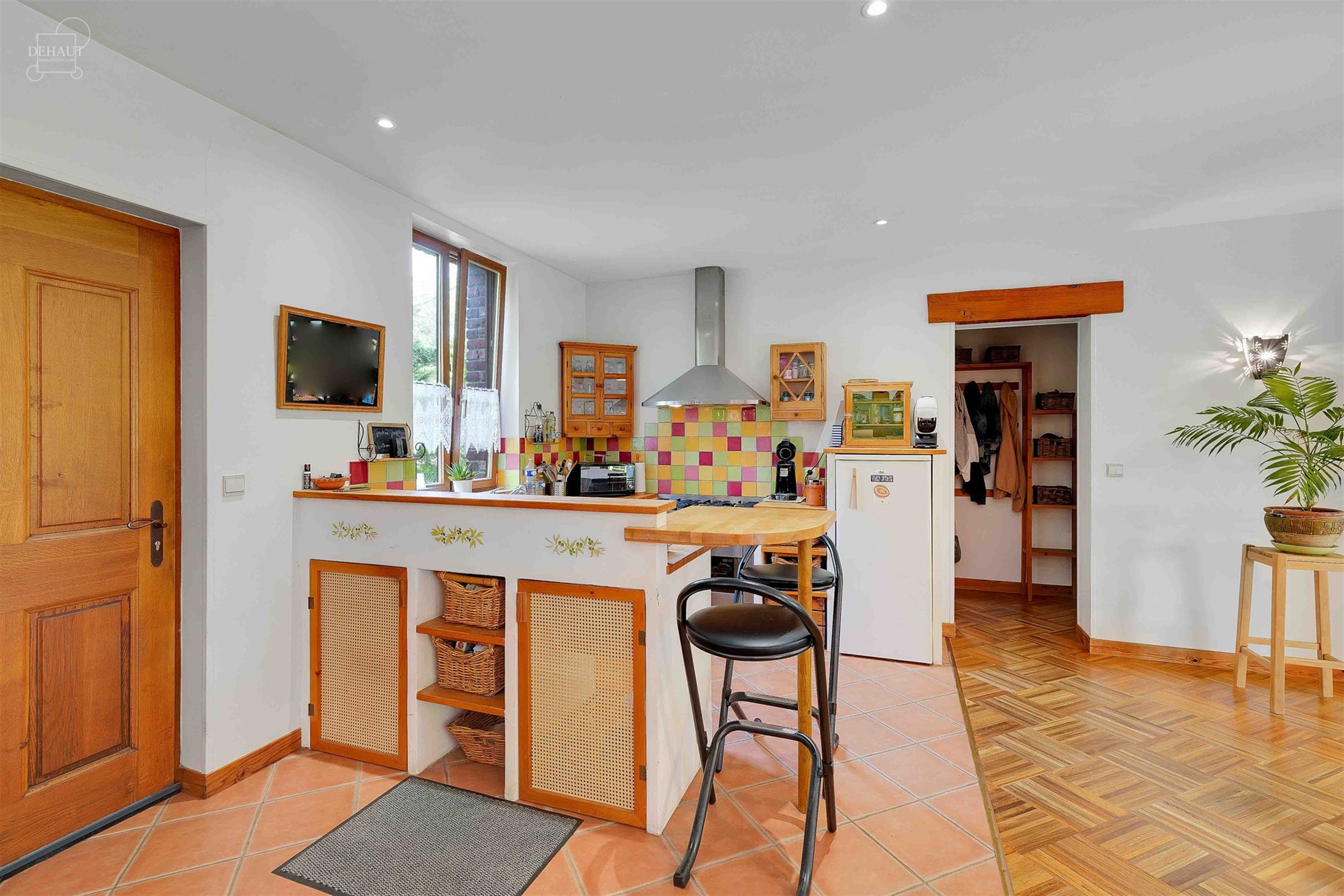 Jolie maison individuelle de campagne, de style fermette, érigée sur une parcelle de terrain d'env. 2.545m².  
Elle propose un hall d'entrée dess...