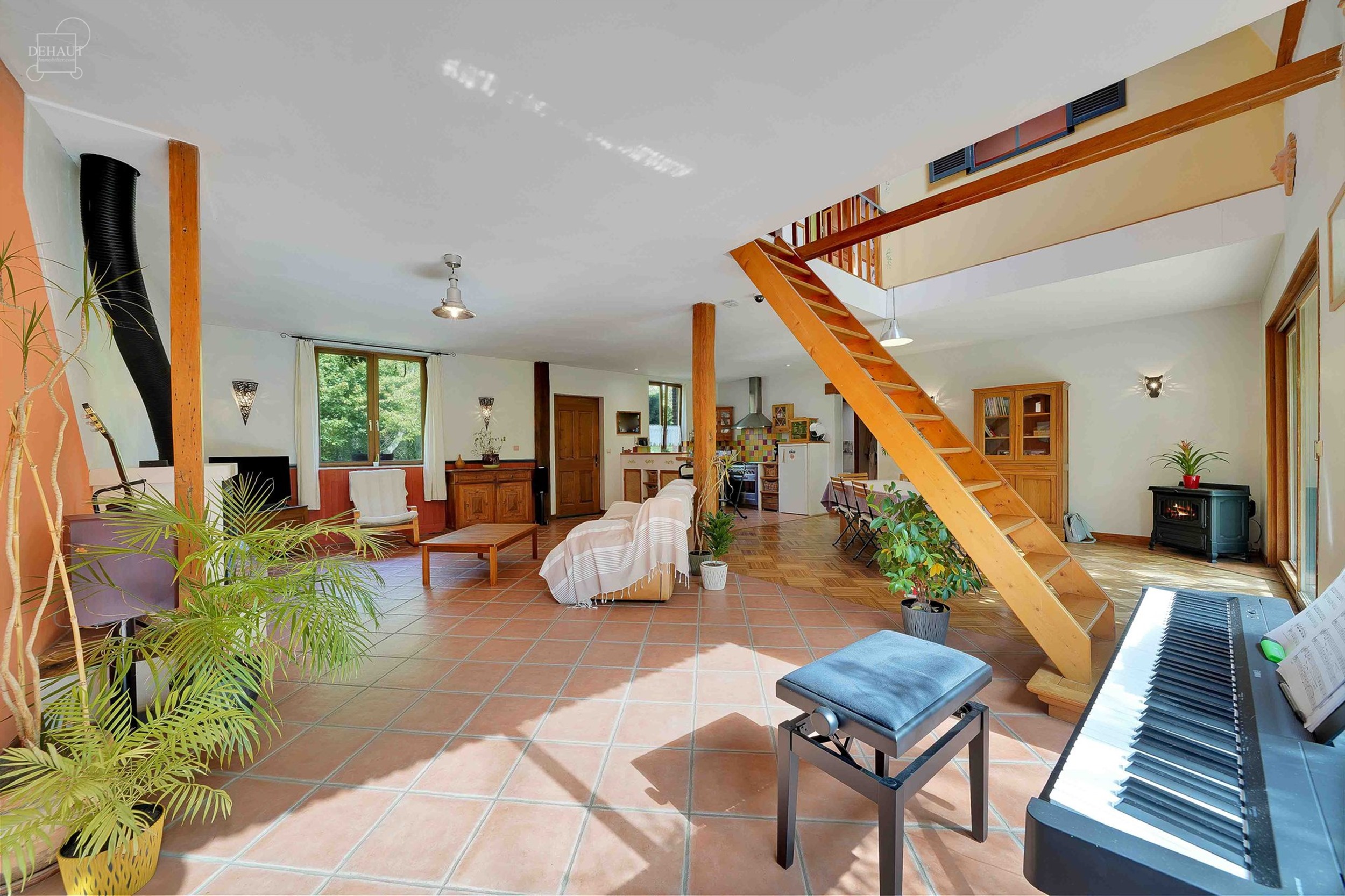 Jolie maison individuelle de campagne, de style fermette, érigée sur une parcelle de terrain d'env. 2.545m².  
Elle propose un hall d'entrée dess...