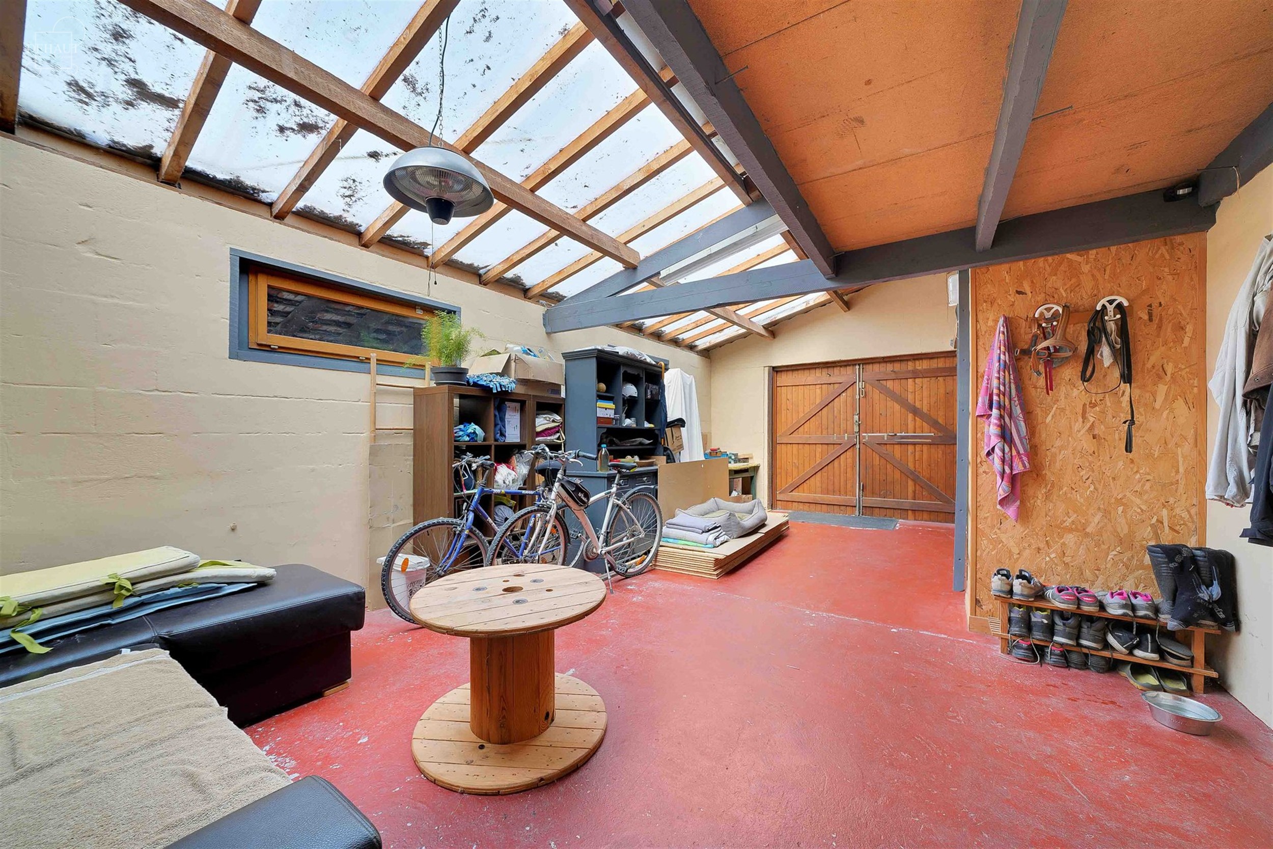 Jolie maison individuelle de campagne, de style fermette, érigée sur une parcelle de terrain d'env. 2.545m².  
Elle propose un hall d'entrée dess...