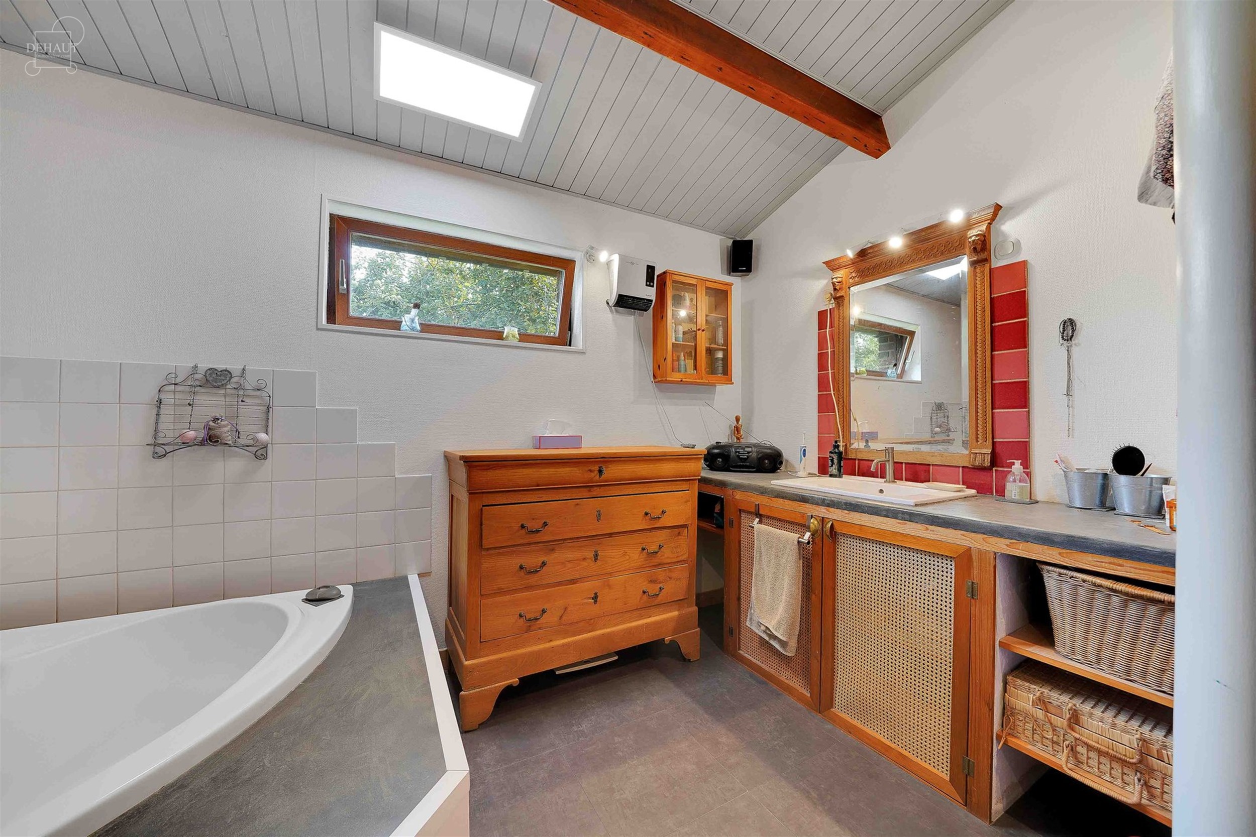 Jolie maison individuelle de campagne, de style fermette, érigée sur une parcelle de terrain d'env. 2.545m².  
Elle propose un hall d'entrée dess...