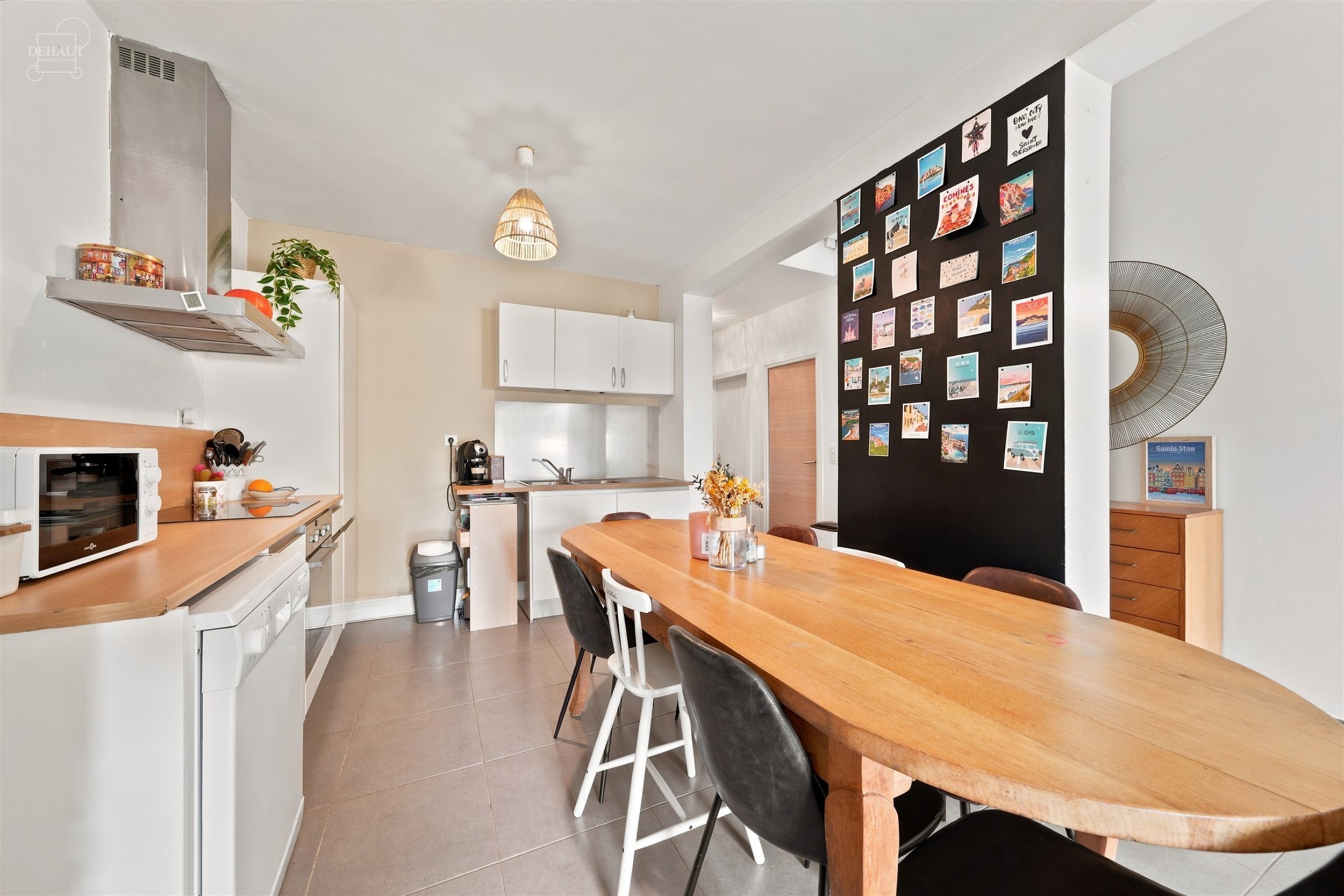 Superbe appartement situé au rez-de-chaussée d'un immeuble en centre-ville. Propose un hall d'entrée desservant un espace de vie ouvert sur une cui...