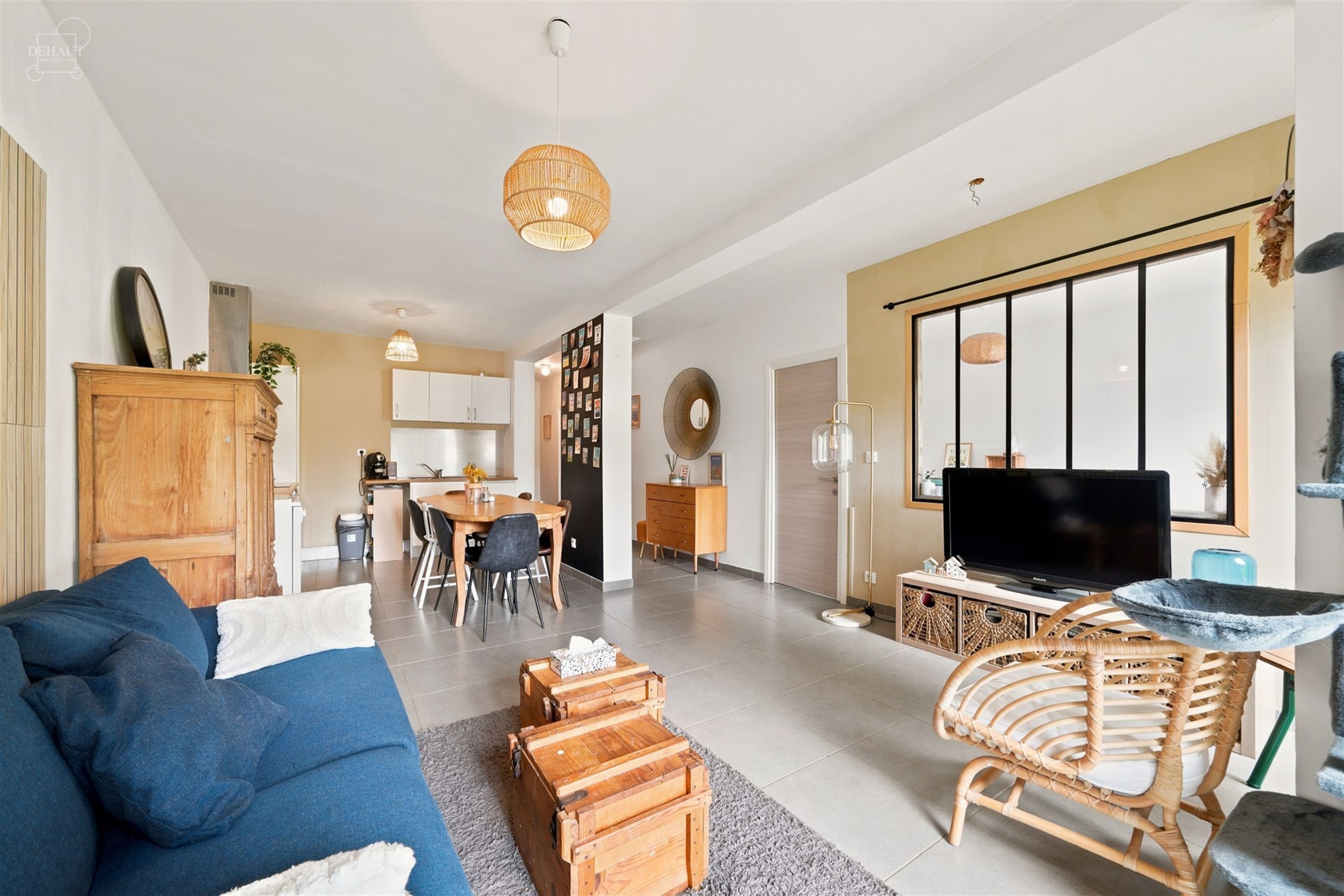 Superbe appartement situé au rez-de-chaussée d'un immeuble en centre-ville. Propose un hall d'entrée desservant un espace de vie ouvert sur une cui...