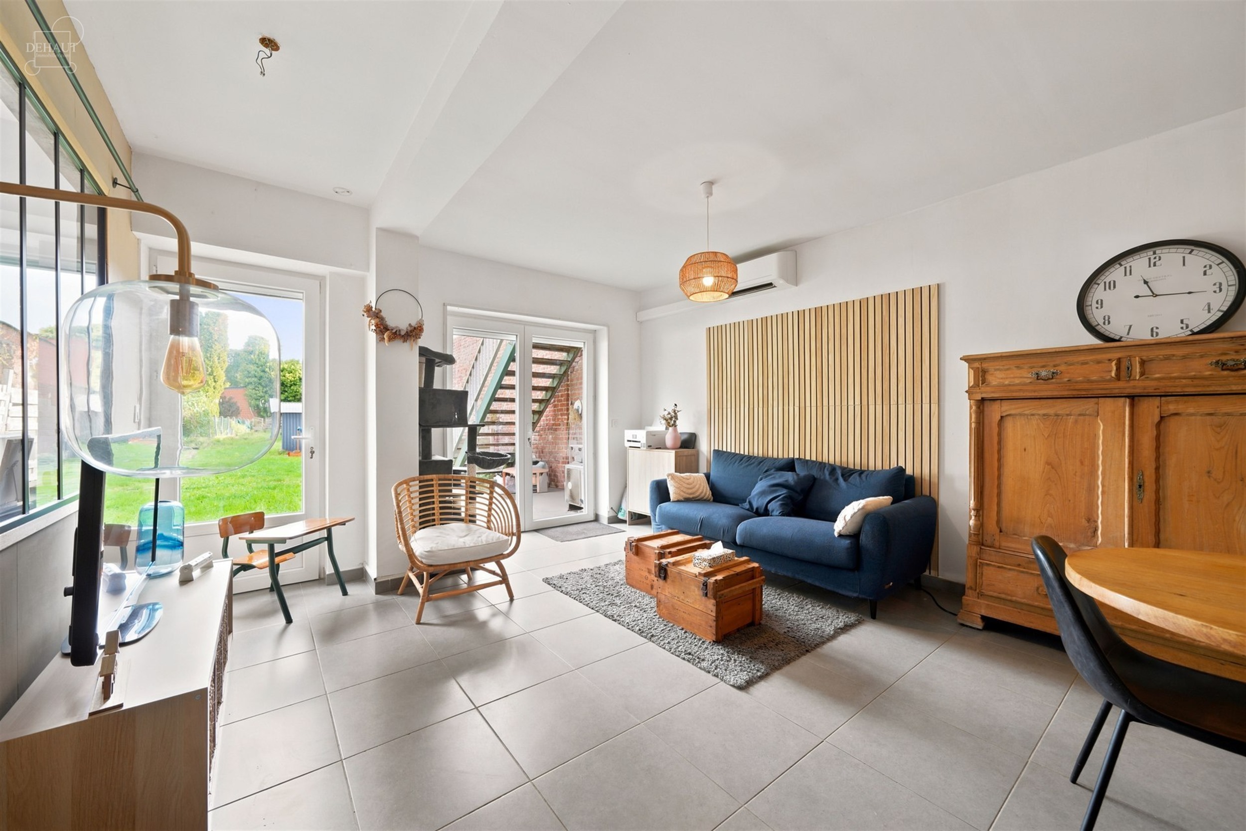 Superbe appartement situé au rez-de-chaussée d'un immeuble en centre-ville. Propose un hall d'entrée desservant un espace de vie ouvert sur une cui...
