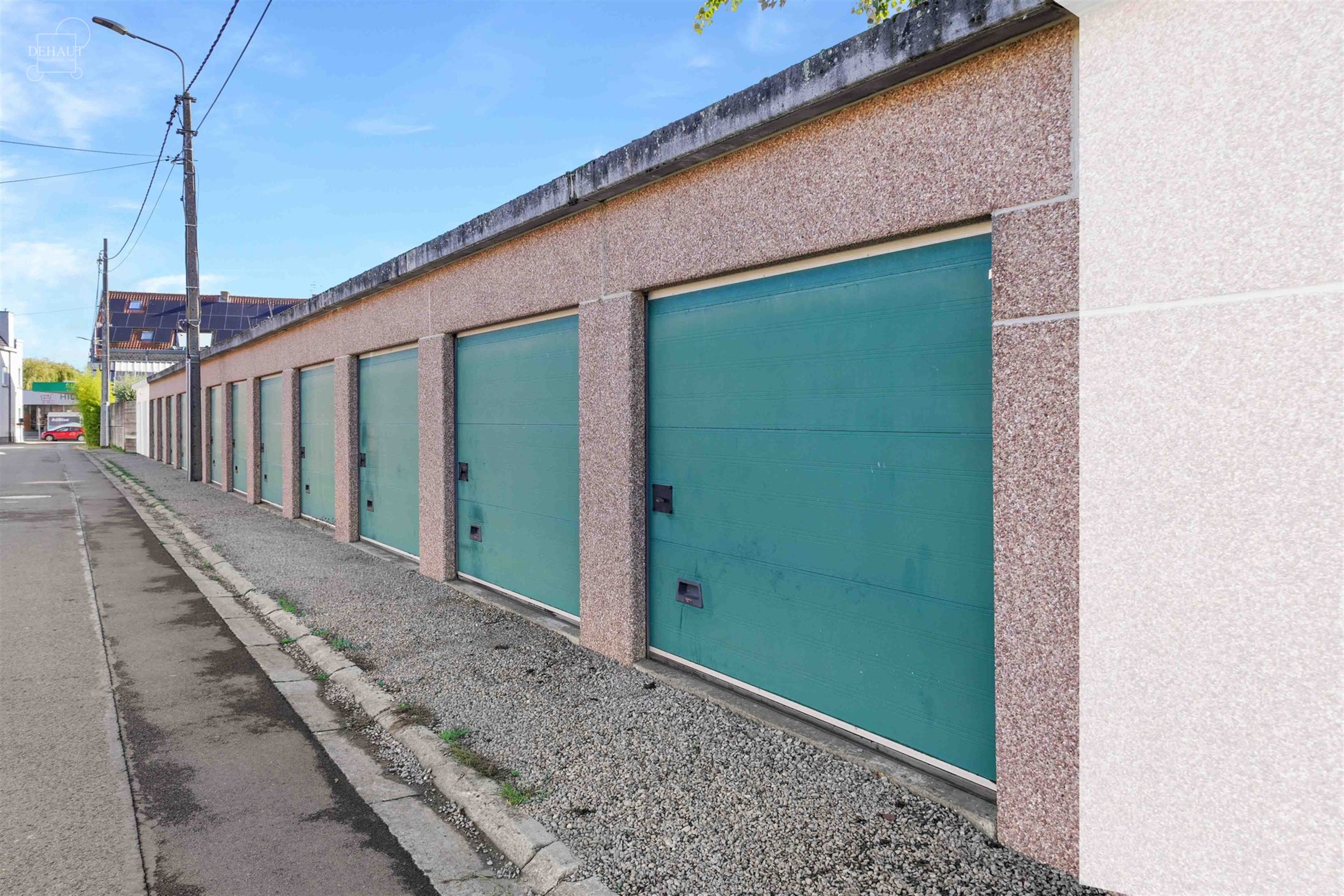 Complex met 12 garages aan de Chemin des Sept Gildes in 7784 WAASTEN. Momenteel verhuurd tegen een maandelijkse huurprijs van 70 € per garage. 
Meer...