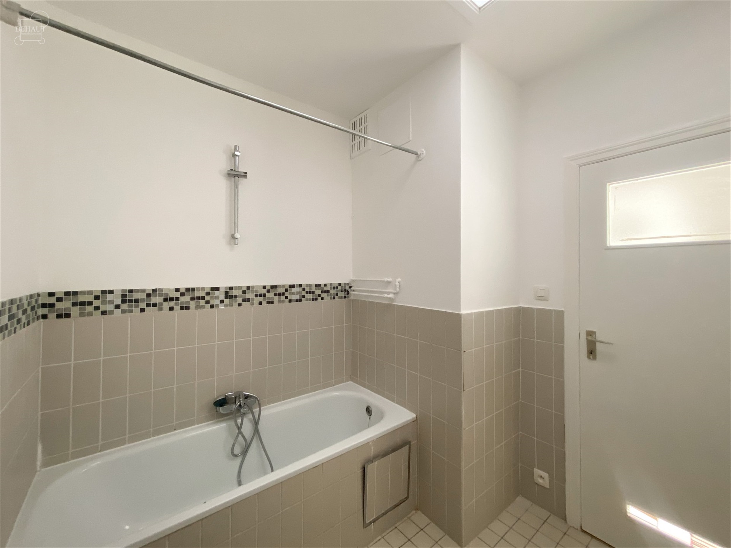 Appartement duplex au premier étage composé d'un hall d'entrée, un séjour, une cuisine équipée, quatre chambres, une salle de bain, deux W.C., u...
