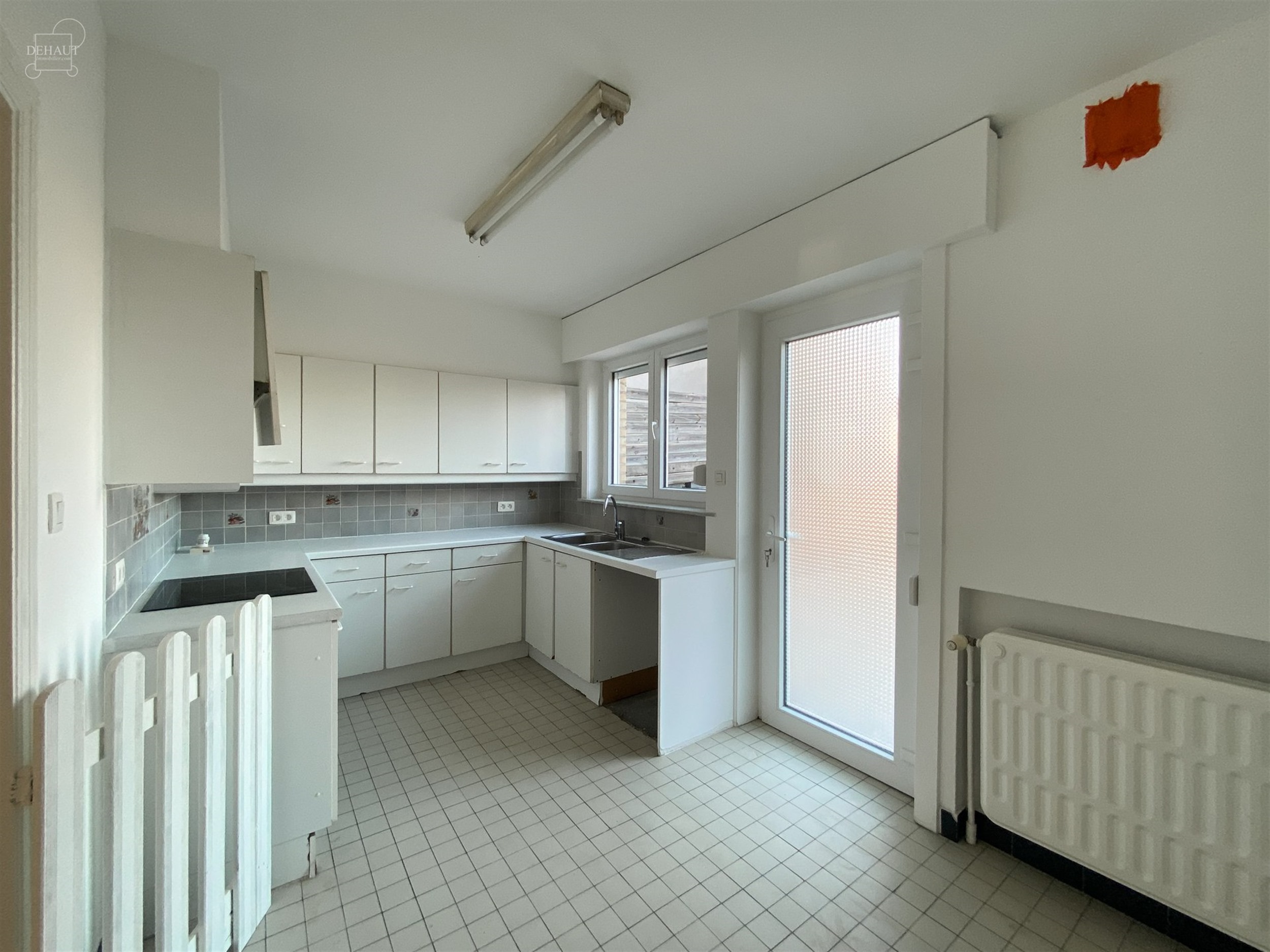 Appartement duplex au premier étage composé d'un hall d'entrée, un séjour, une cuisine équipée, quatre chambres, une salle de bain, deux W.C., u...