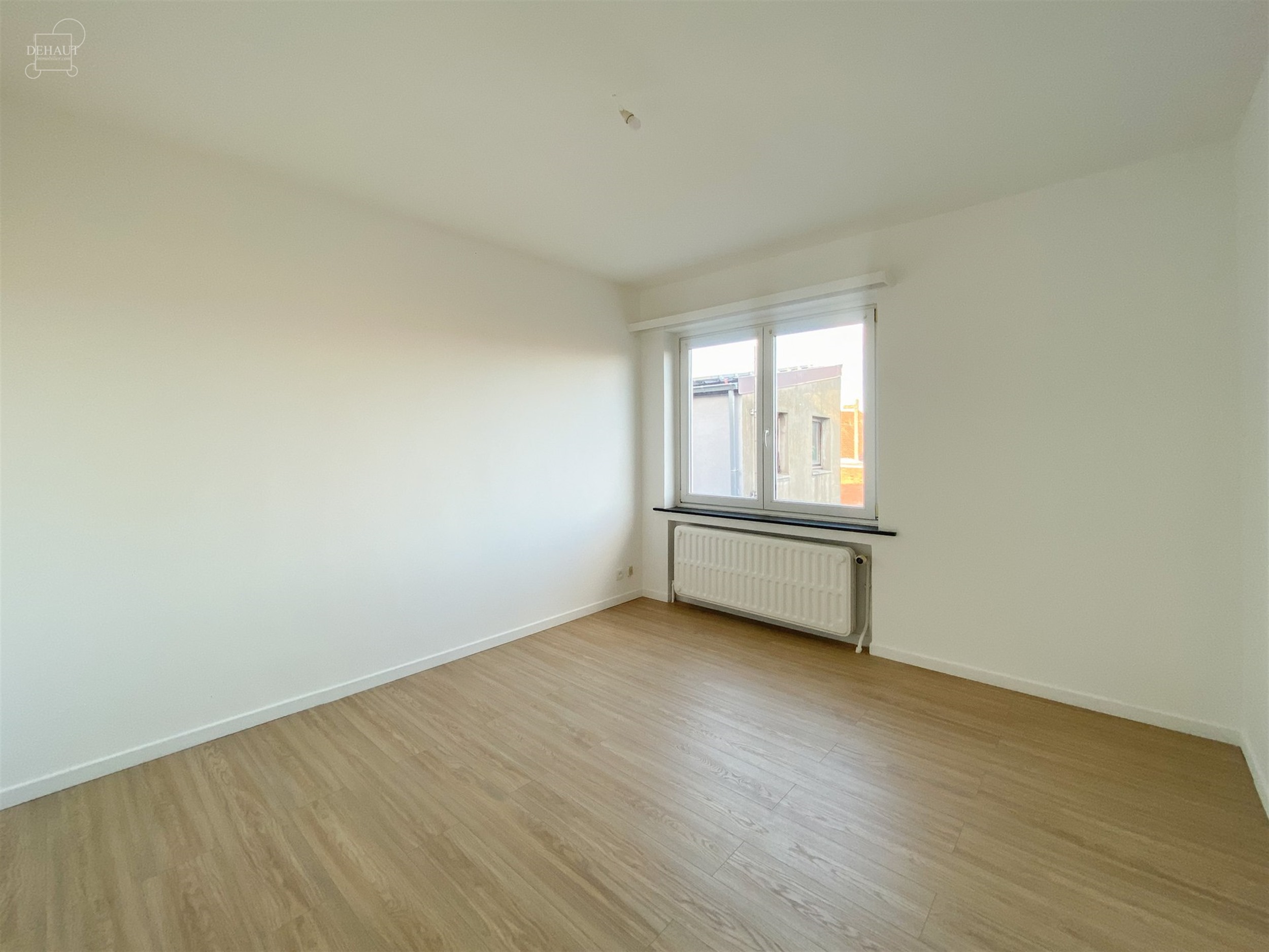 Appartement duplex au premier étage composé d'un hall d'entrée, un séjour, une cuisine équipée, quatre chambres, une salle de bain, deux W.C., u...