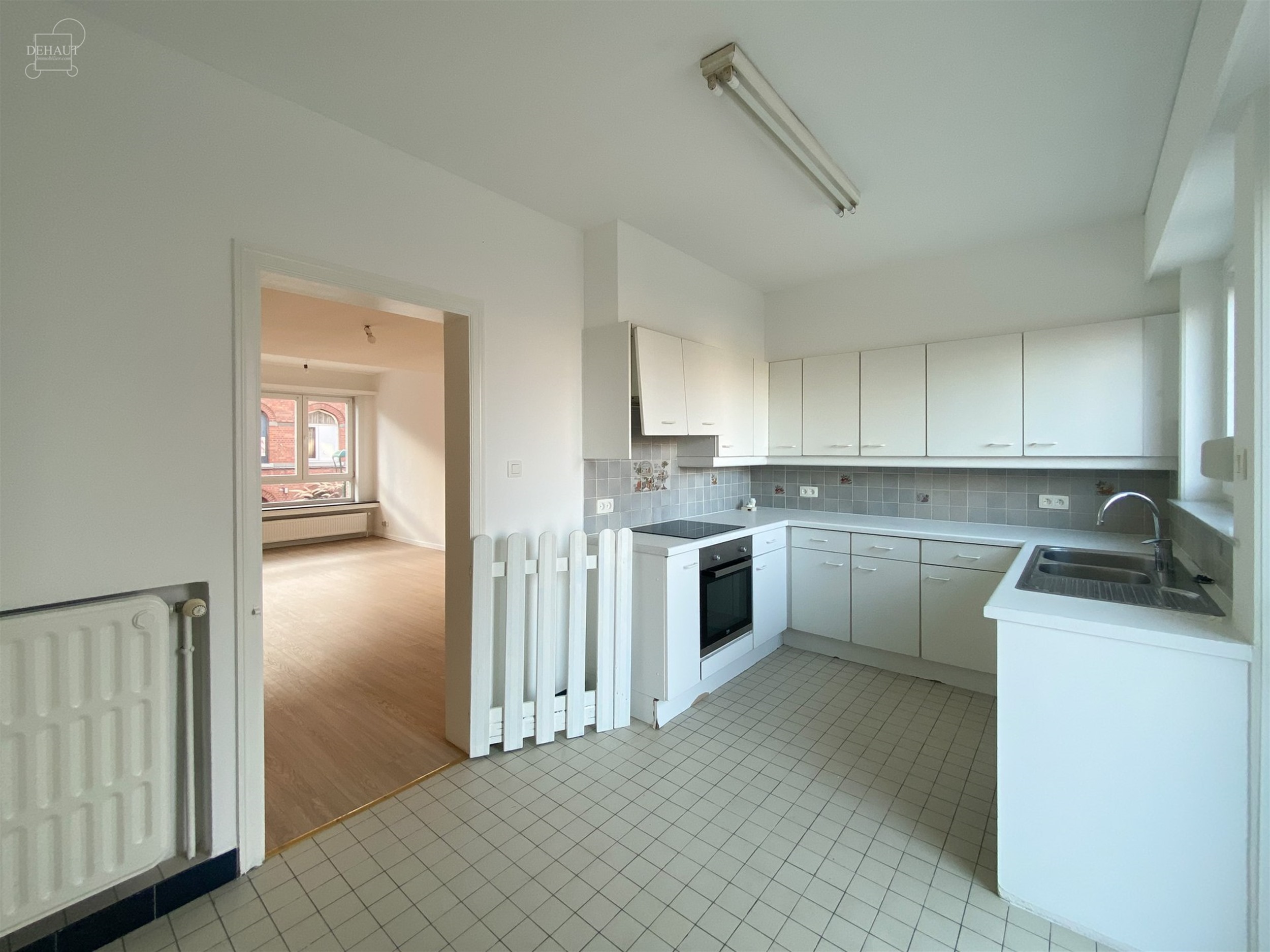Appartement duplex au premier étage composé d'un hall d'entrée, un séjour, une cuisine équipée, quatre chambres, une salle de bain, deux W.C., u...