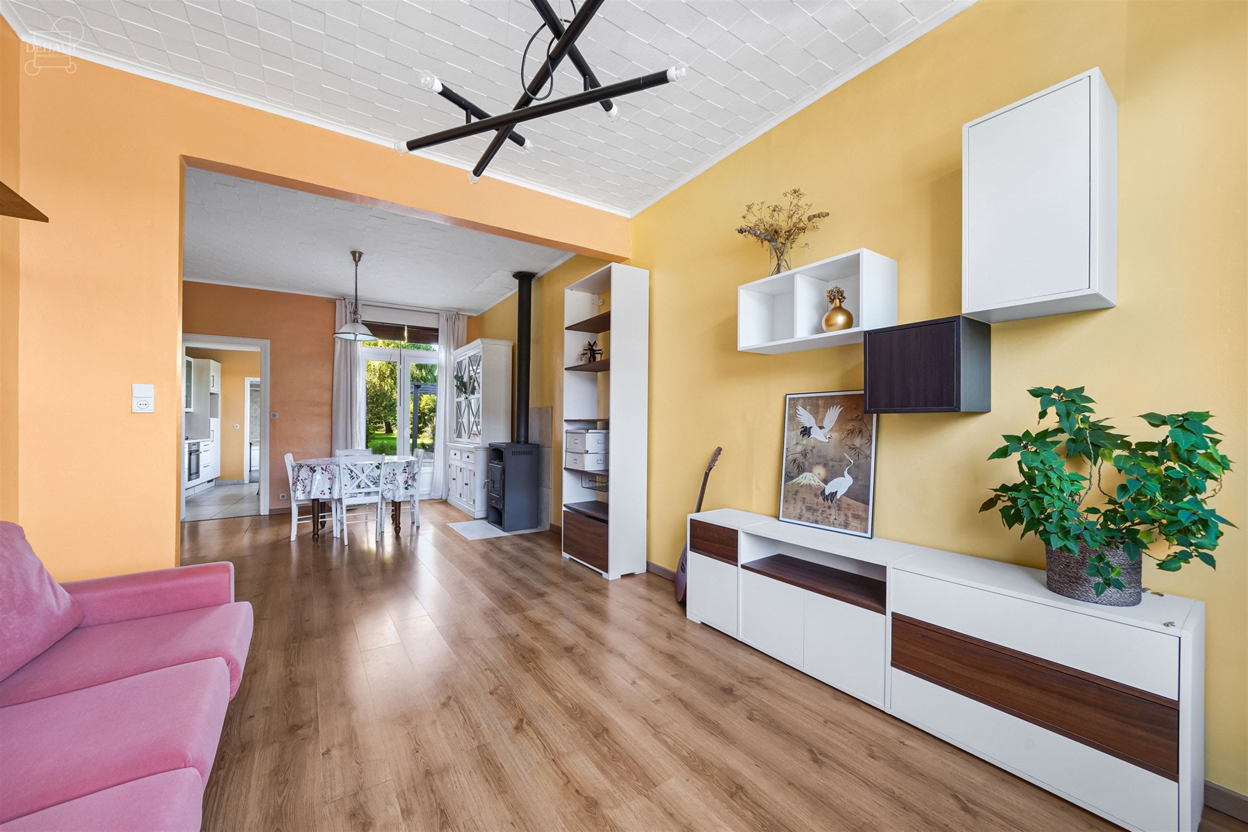 Mooi huis met drie gevels, zij-ingang en eigen parkeerplaats. Het bestaat uit een ruime woonkamer, een ingerichte keuken en een grote badkamer. Op de ...