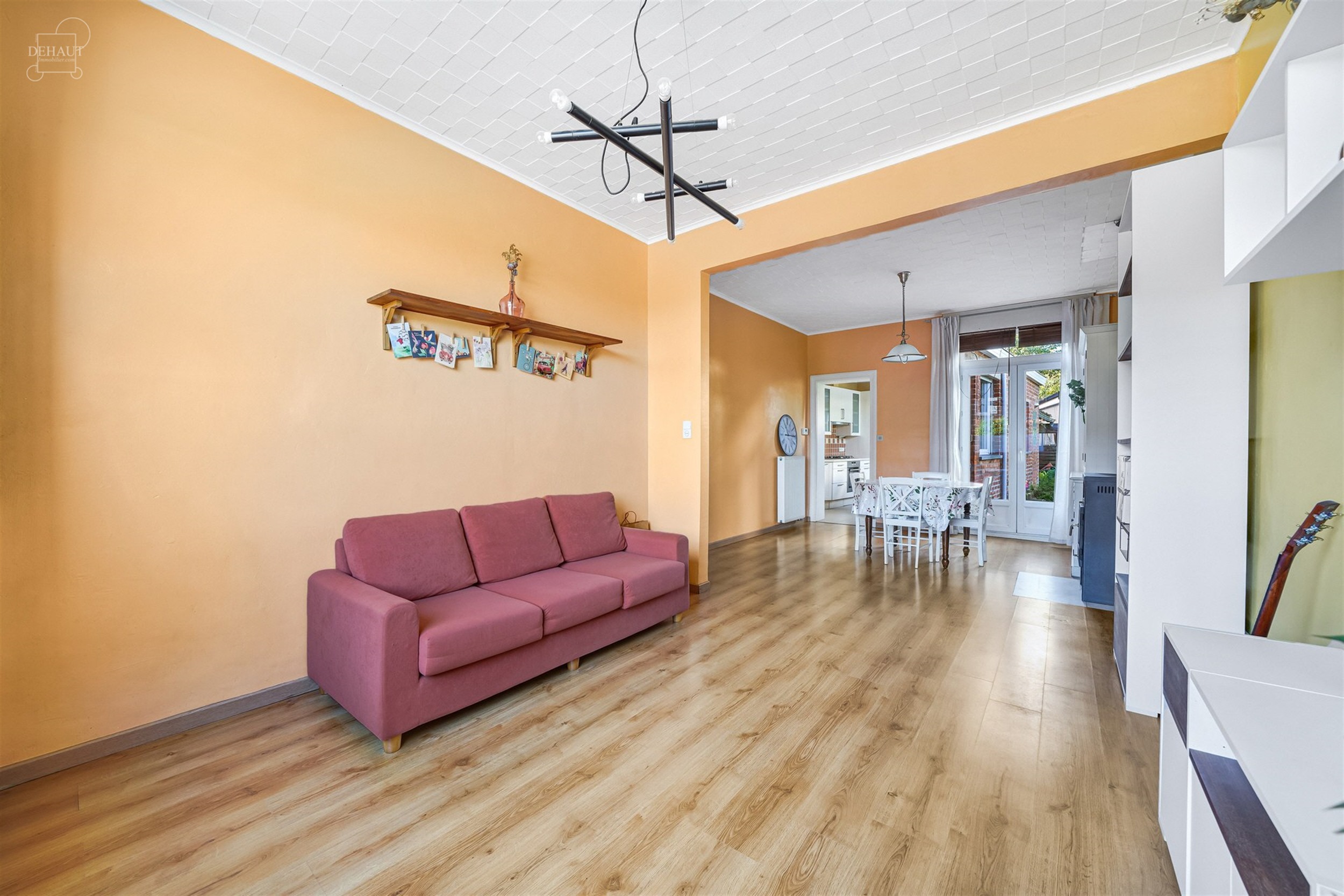 Mooi huis met drie gevels, zij-ingang en eigen parkeerplaats. Het bestaat uit een ruime woonkamer, een ingerichte keuken en een grote badkamer. Op de ...