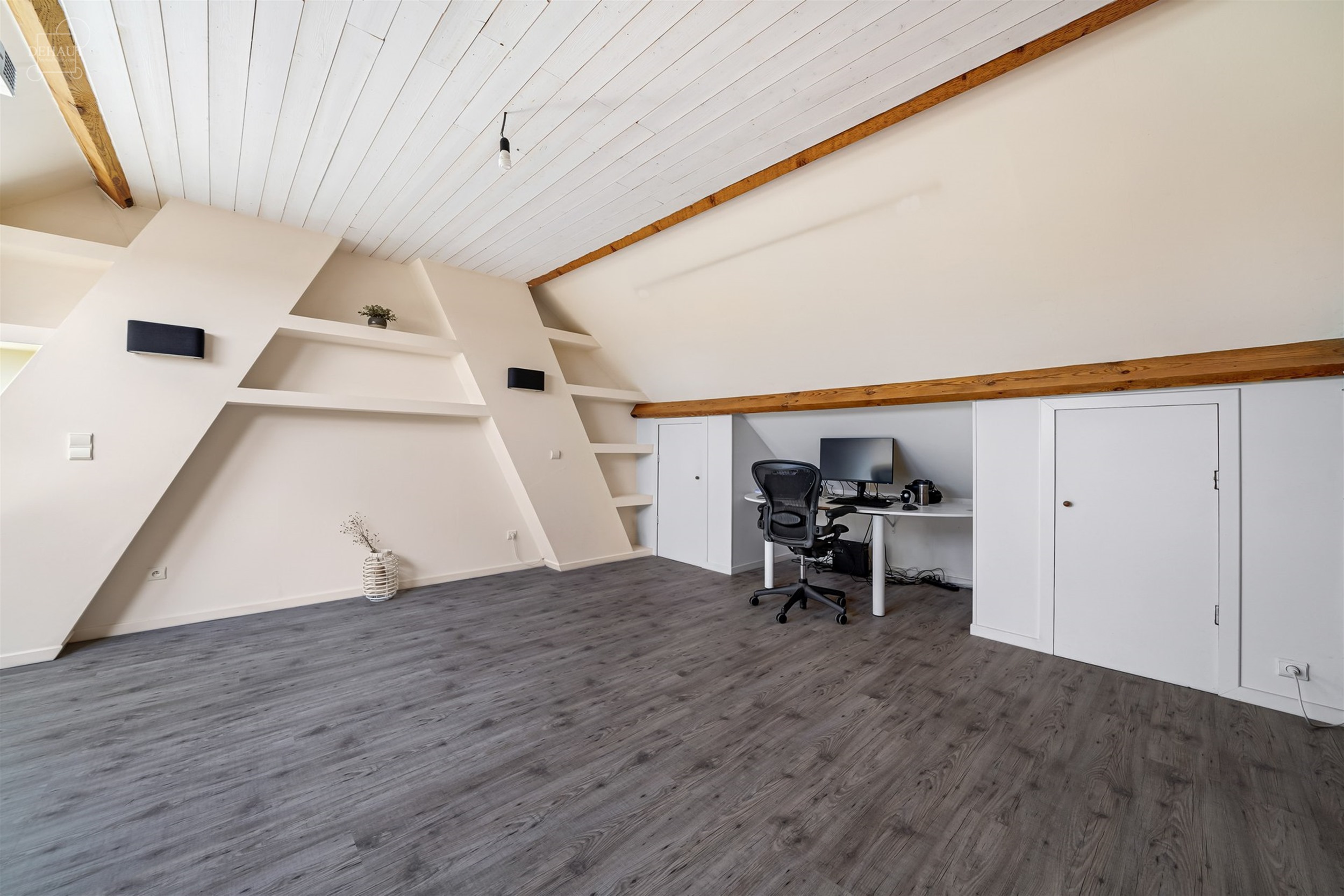 Mooi huis met drie gevels, zij-ingang en eigen parkeerplaats. Het bestaat uit een ruime woonkamer, een ingerichte keuken en een grote badkamer. Op de ...