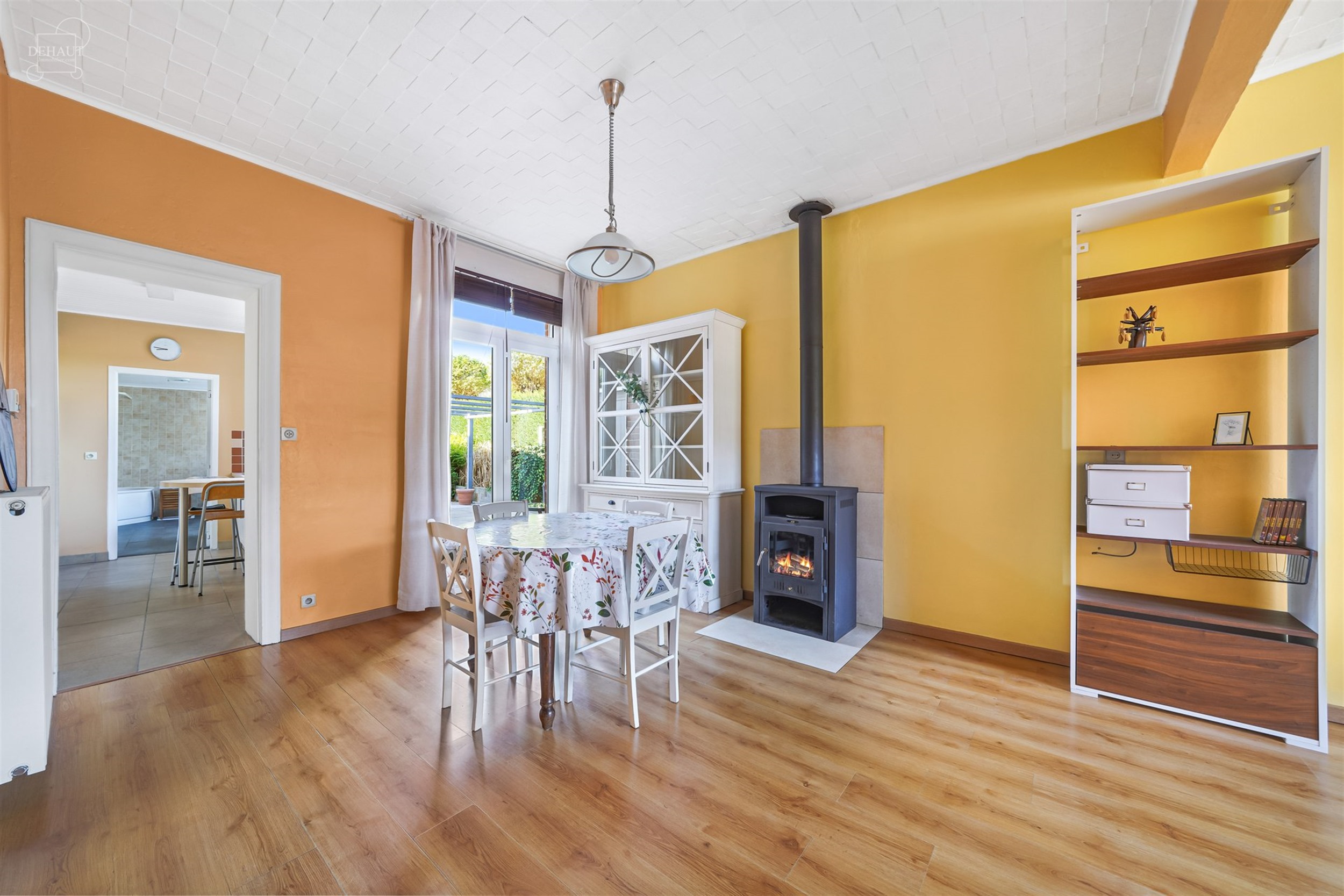 Mooi huis met drie gevels, zij-ingang en eigen parkeerplaats. Het bestaat uit een ruime woonkamer, een ingerichte keuken en een grote badkamer. Op de ...