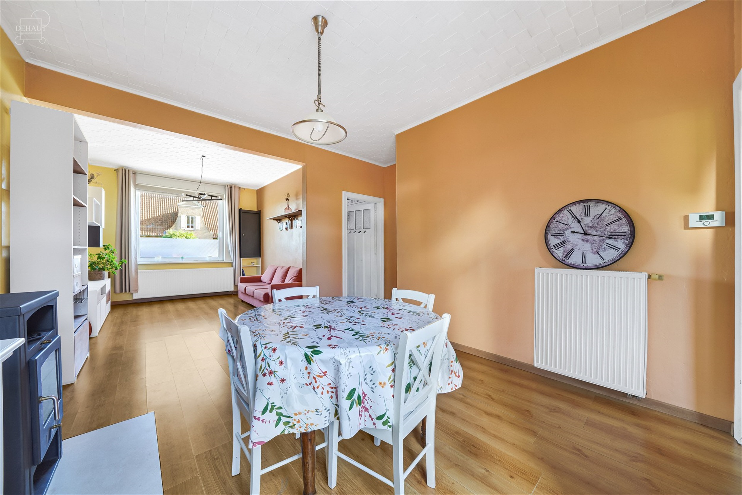 Mooi huis met drie gevels, zij-ingang en eigen parkeerplaats. Het bestaat uit een ruime woonkamer, een ingerichte keuken en een grote badkamer. Op de ...