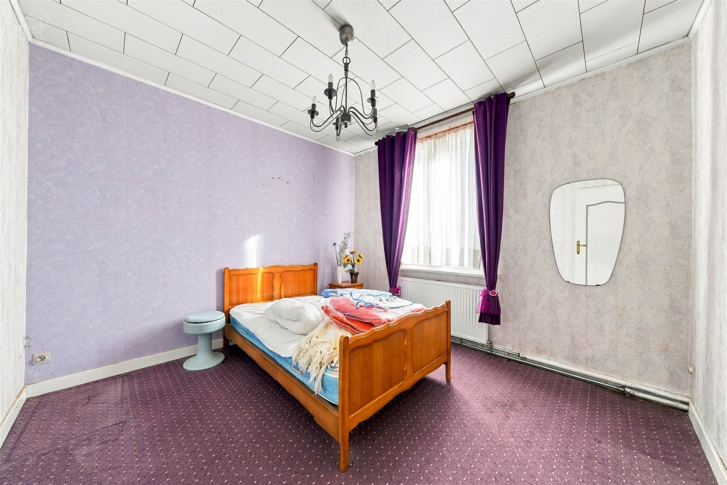 Charmante maison 3 façades avec garage, idéalement située en bordure de la place du village. Elle propose un hall d'entrée desservant un vaste sé...
