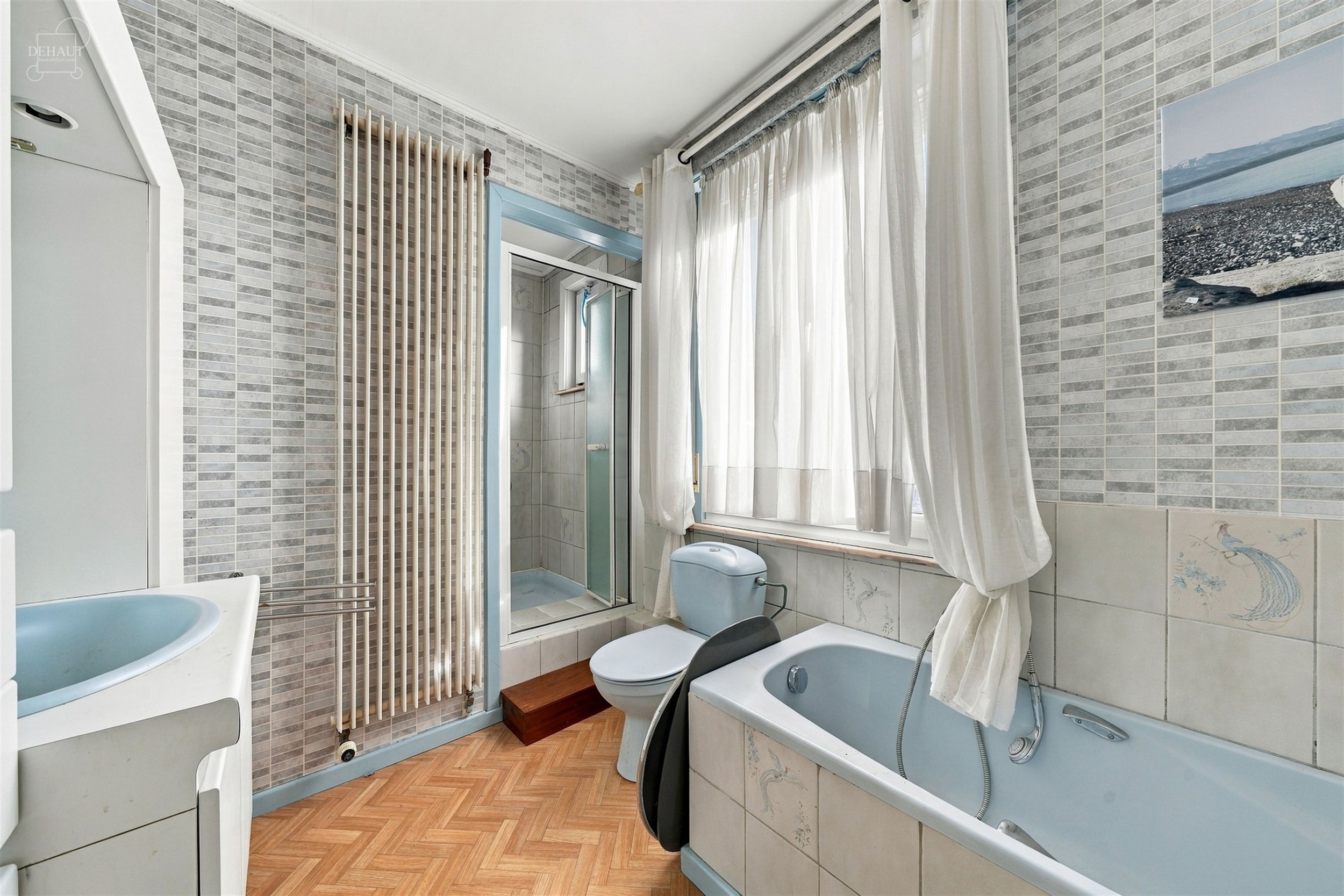 Charmante maison 3 façades avec garage, idéalement située en bordure de la place du village. Elle propose un hall d'entrée desservant un vaste sé...