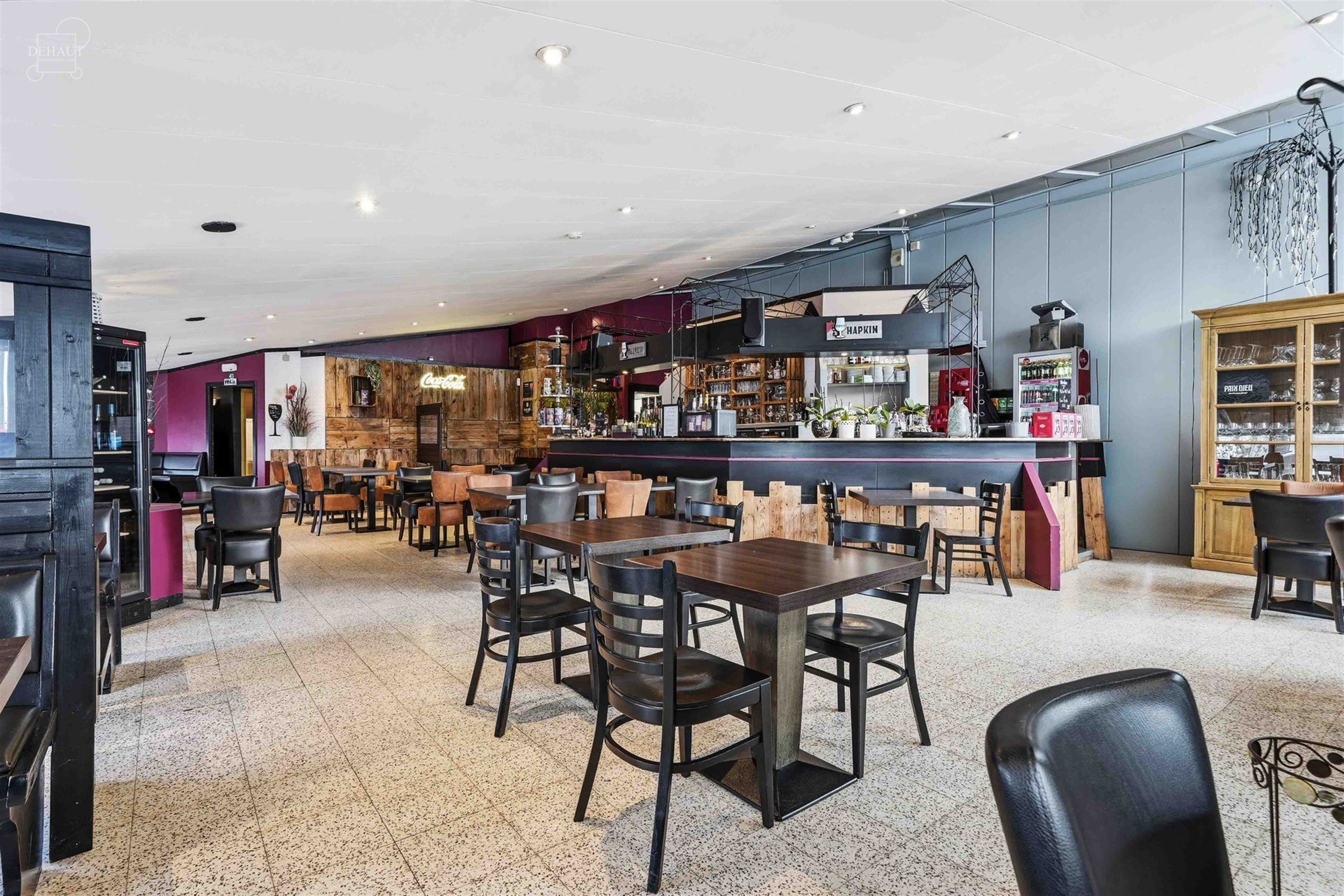 Commercieel pand verkocht inclusief bedrijfsactiviteiten, momenteel in gebruik als restaurant met een capaciteit van 74 zitplaatsen + 50 zitplaatsen o...