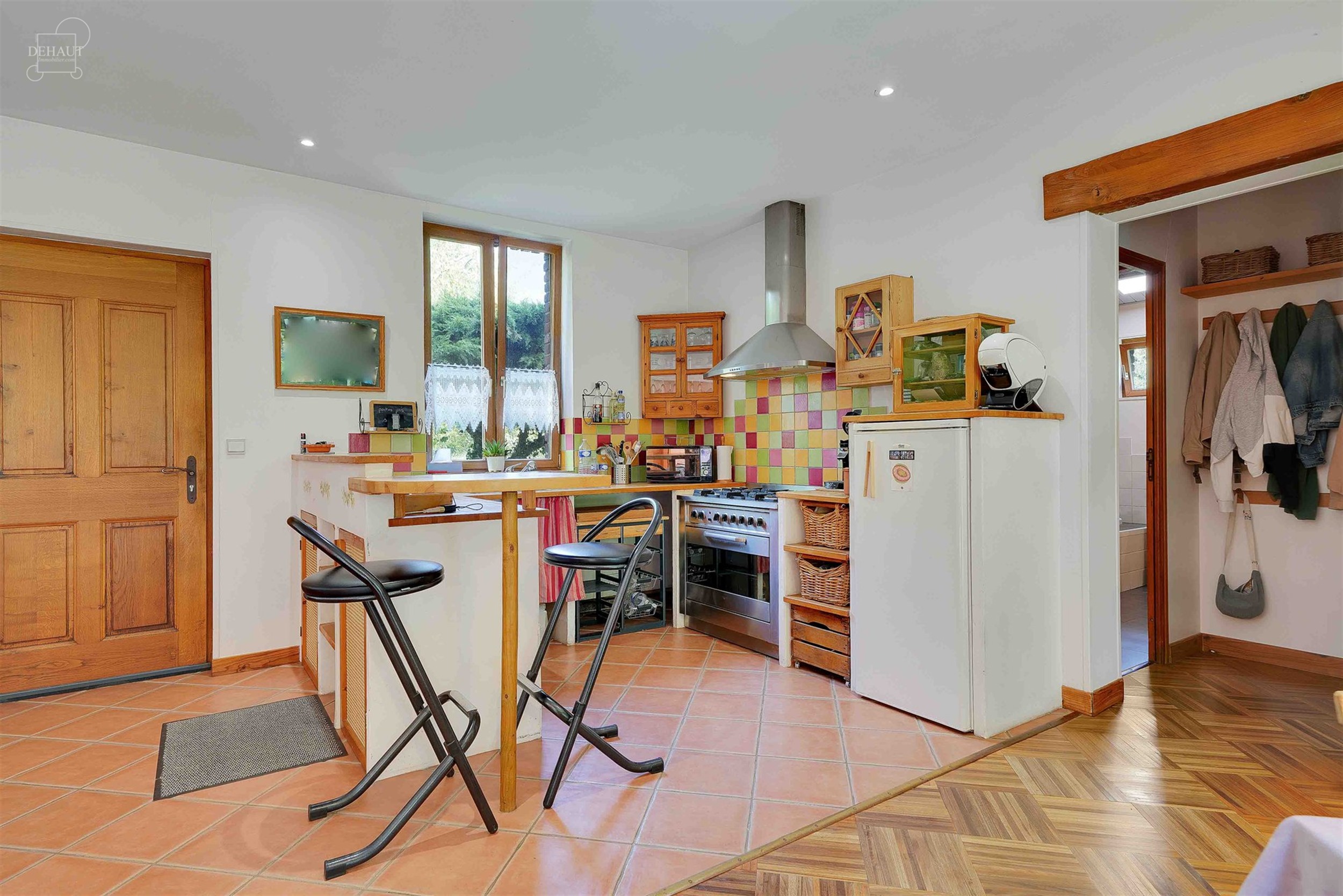 Jolie maison individuelle de campagne, de style fermette, érigée sur une parcelle de terrain d'env. 2.545m².  
Elle propose un hall d'entrée dess...