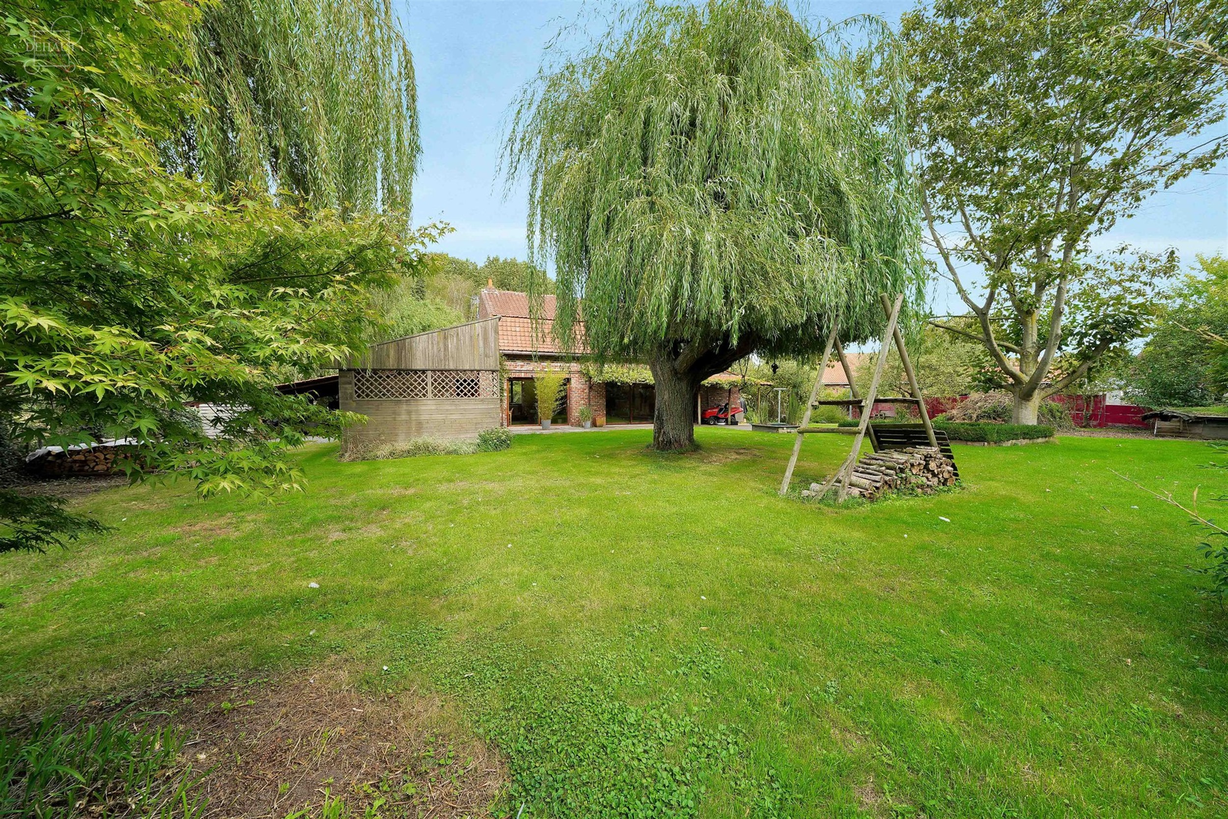 Jolie maison individuelle de campagne, de style fermette, érigée sur une parcelle de terrain d'env. 2.545m².  
Elle propose un hall d'entrée dess...