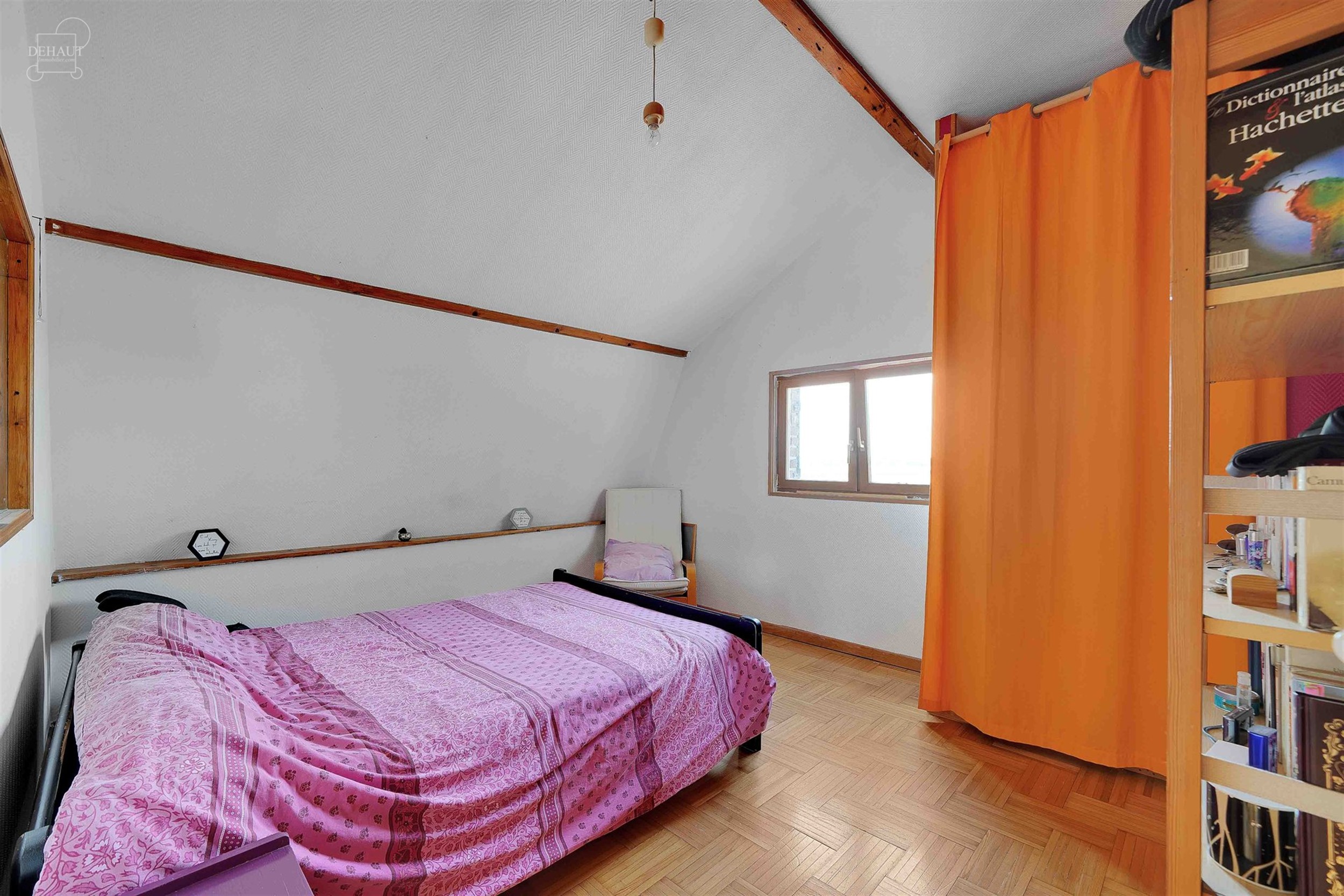 Jolie maison individuelle de campagne, de style fermette, érigée sur une parcelle de terrain d'env. 2.545m².  
Elle propose un hall d'entrée dess...