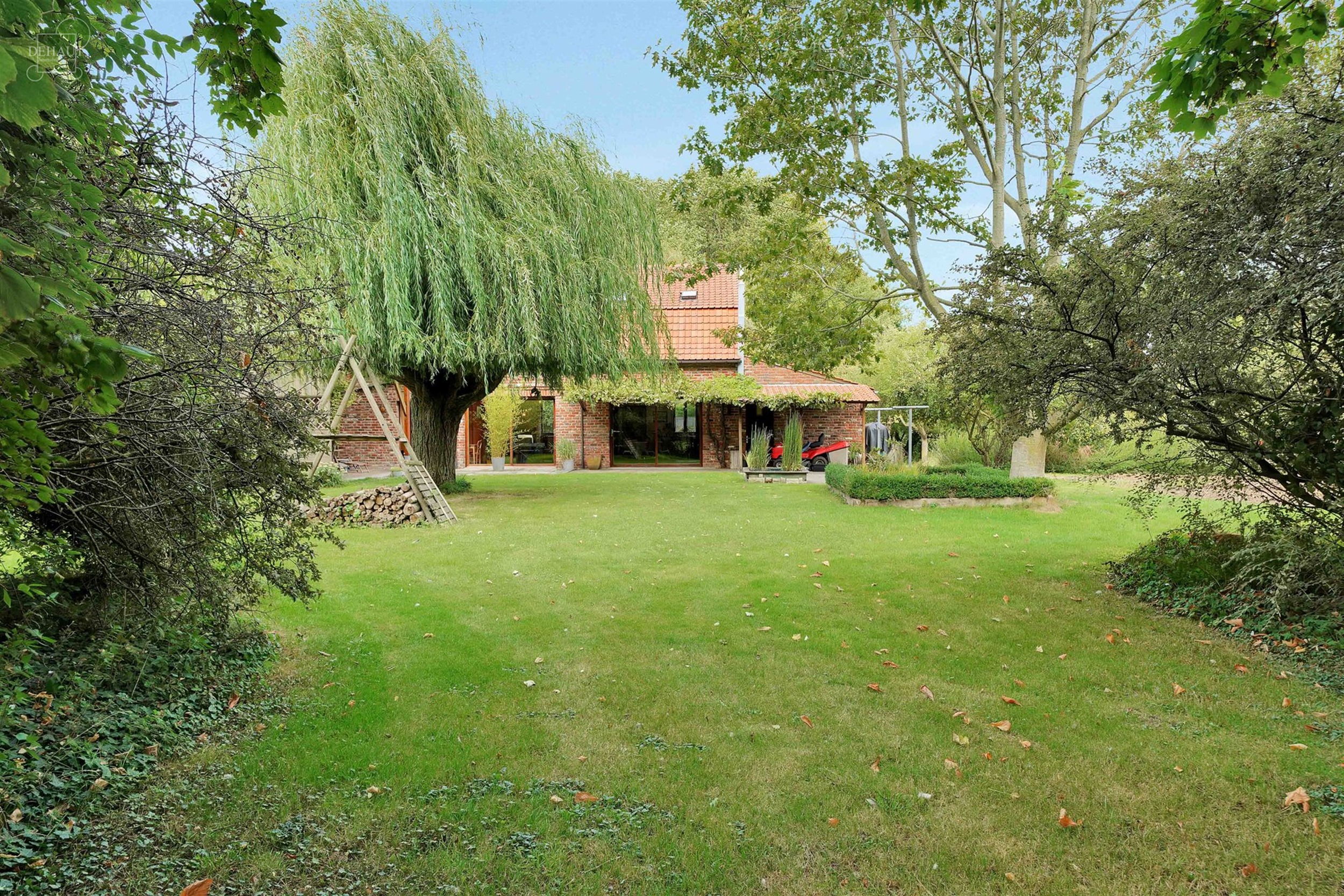 Jolie maison individuelle de campagne, de style fermette, érigée sur une parcelle de terrain d'env. 2.545m².  
Elle propose un hall d'entrée dess...