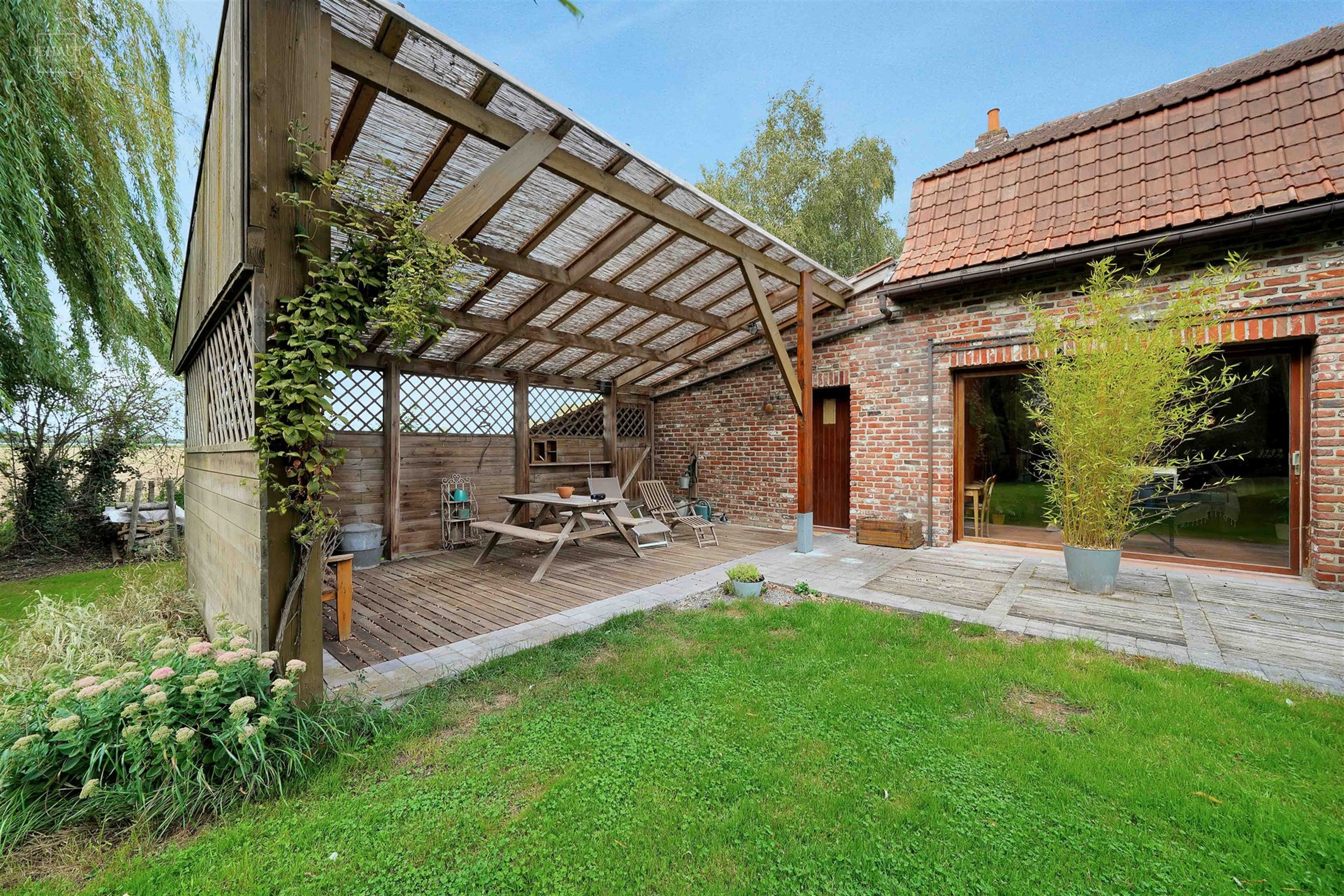 Jolie maison individuelle de campagne, de style fermette, érigée sur une parcelle de terrain d'env. 2.545m².  
Elle propose un hall d'entrée dess...