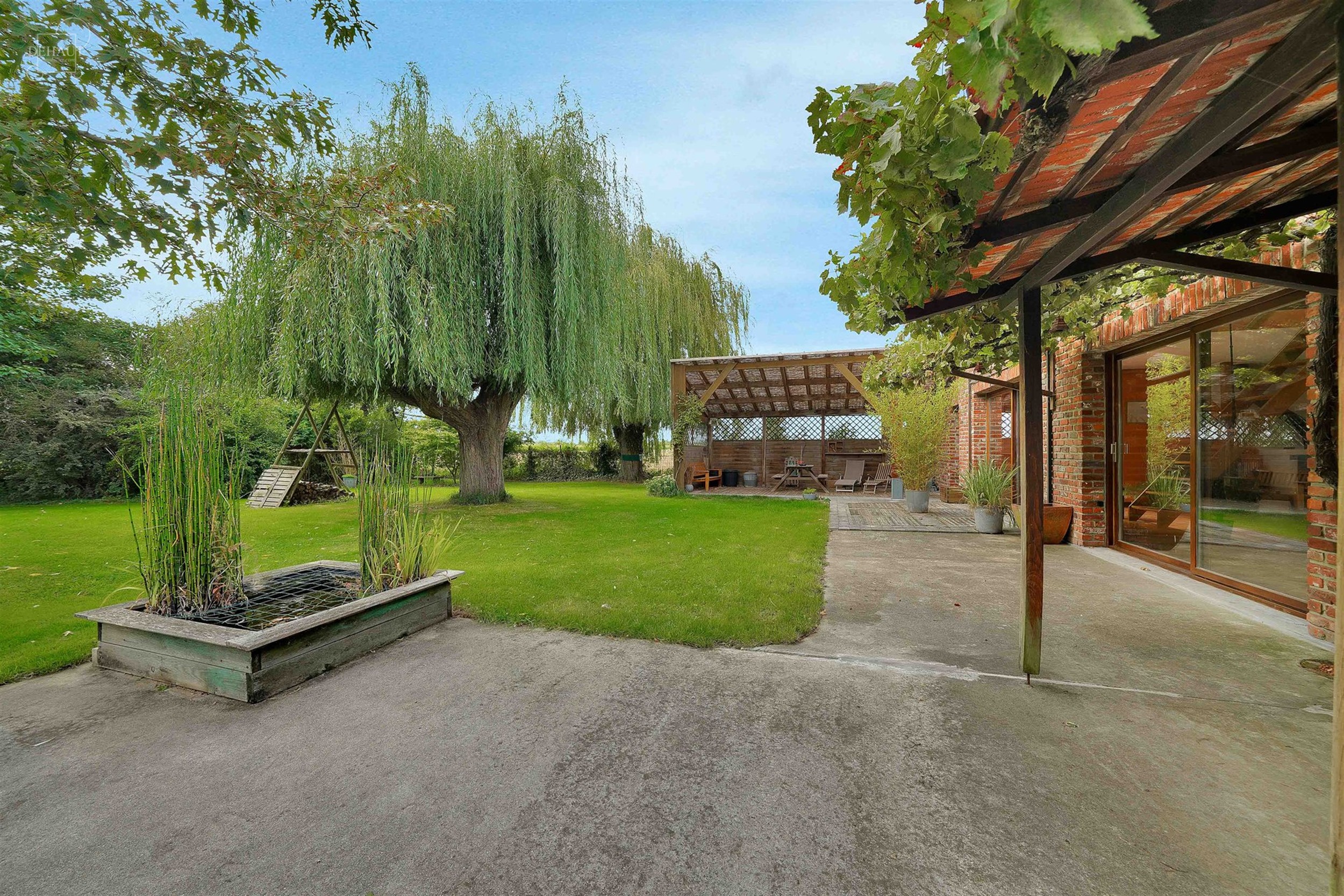 Jolie maison individuelle de campagne, de style fermette, érigée sur une parcelle de terrain d'env. 2.545m².  
Elle propose un hall d'entrée dess...