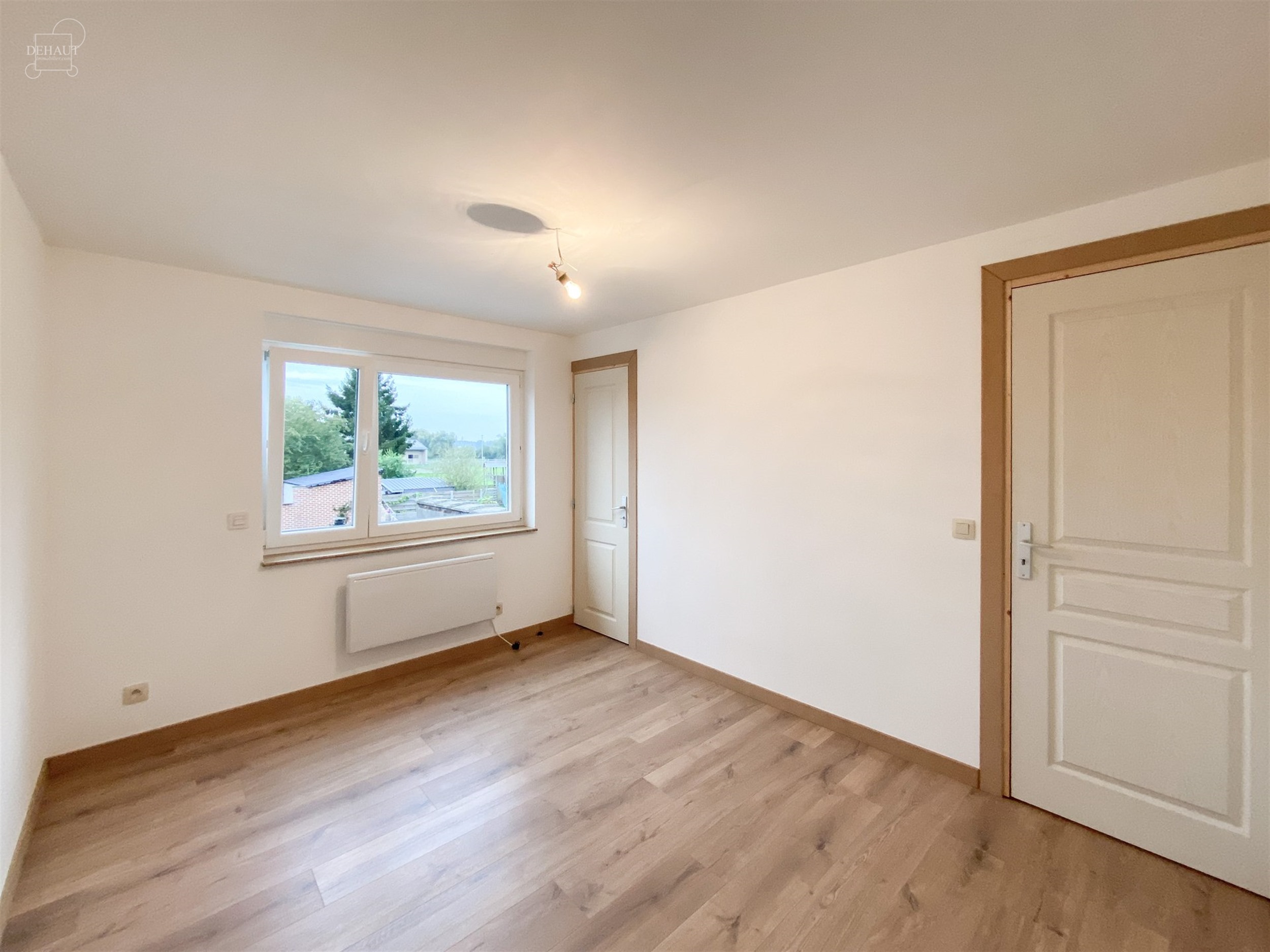 Jolie maison de ville rénovée comprenant un séjour, une cuisine équipée, une salle de bain et 3 chambres. 
Cave et jardin avec terrasse carrelé...