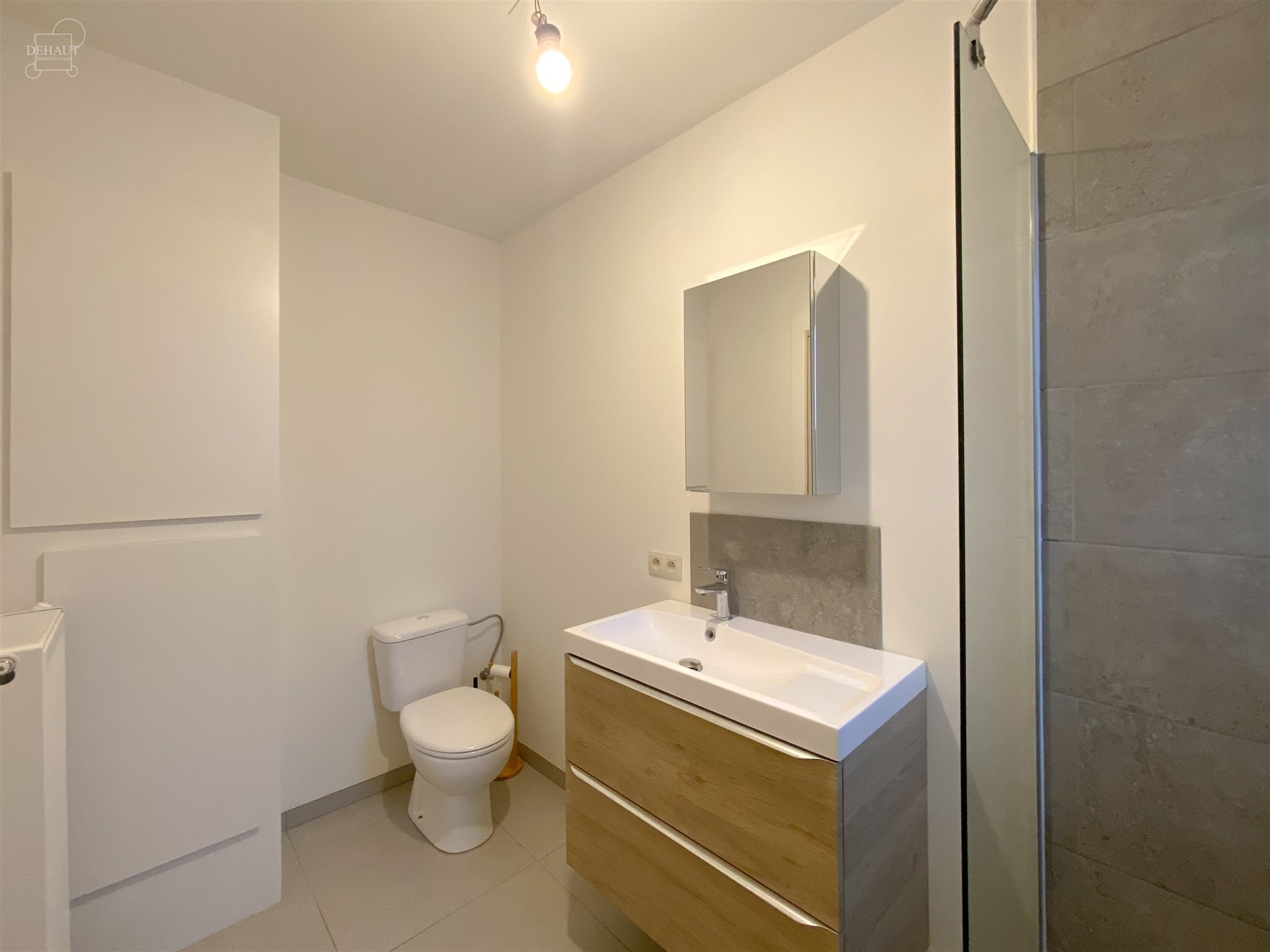 Jolie maison de ville rénovée comprenant un séjour, une cuisine équipée, une salle de bain et 3 chambres. 
Cave et jardin avec terrasse carrelé...