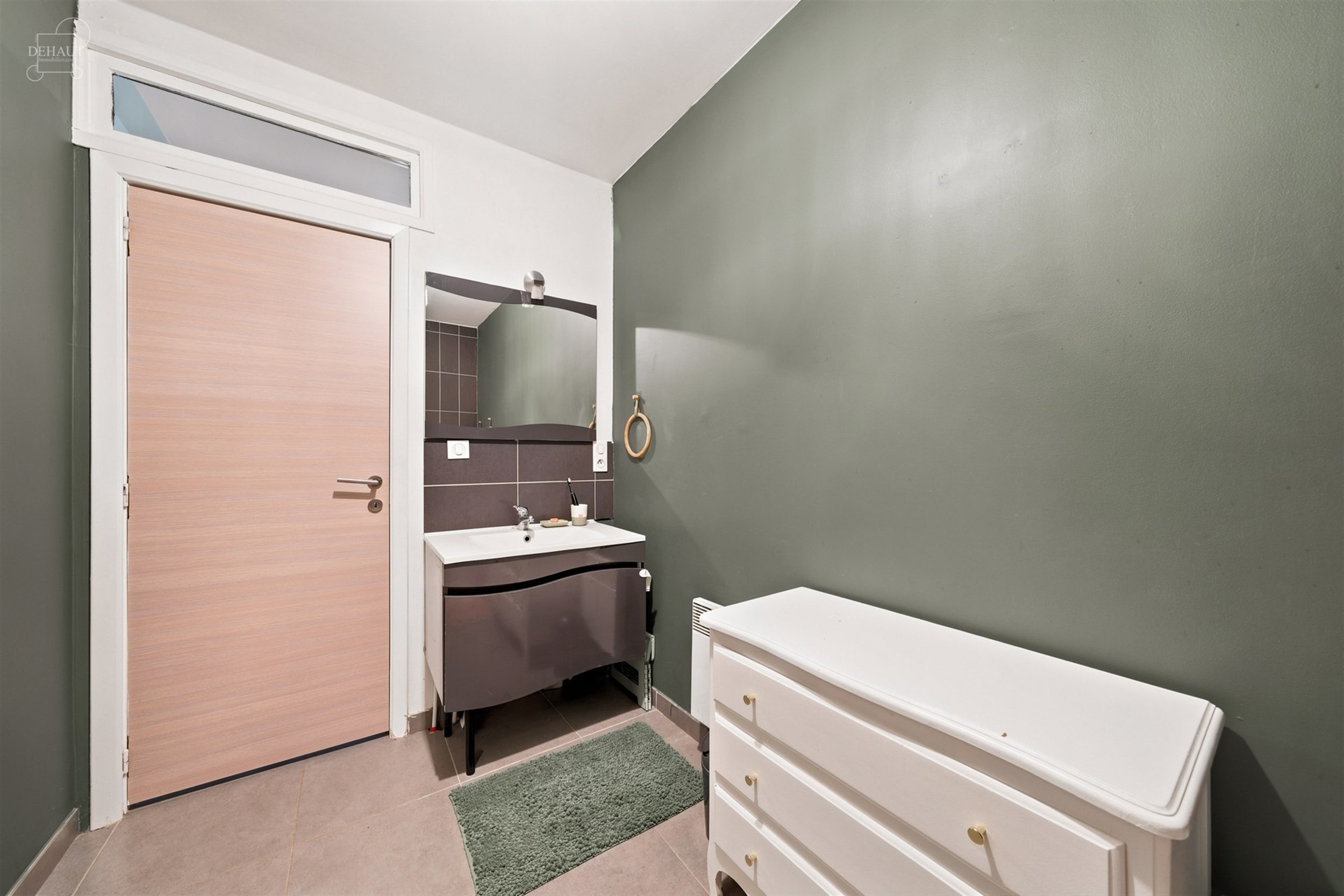 Superbe appartement situé au rez-de-chaussée d'un immeuble en centre-ville. Propose un hall d'entrée desservant un espace de vie ouvert sur une cui...