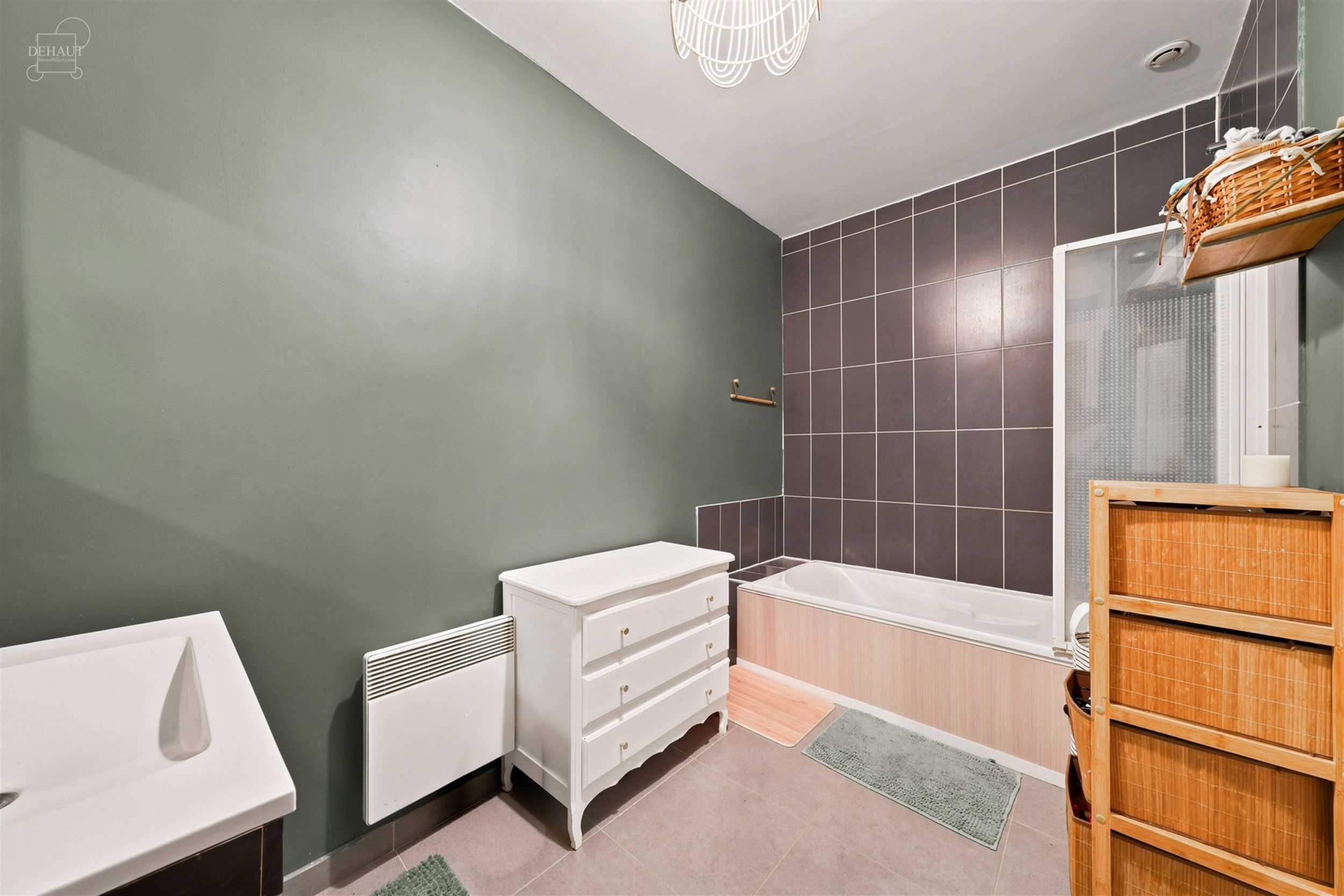 Superbe appartement situé au rez-de-chaussée d'un immeuble en centre-ville. Propose un hall d'entrée desservant un espace de vie ouvert sur une cui...