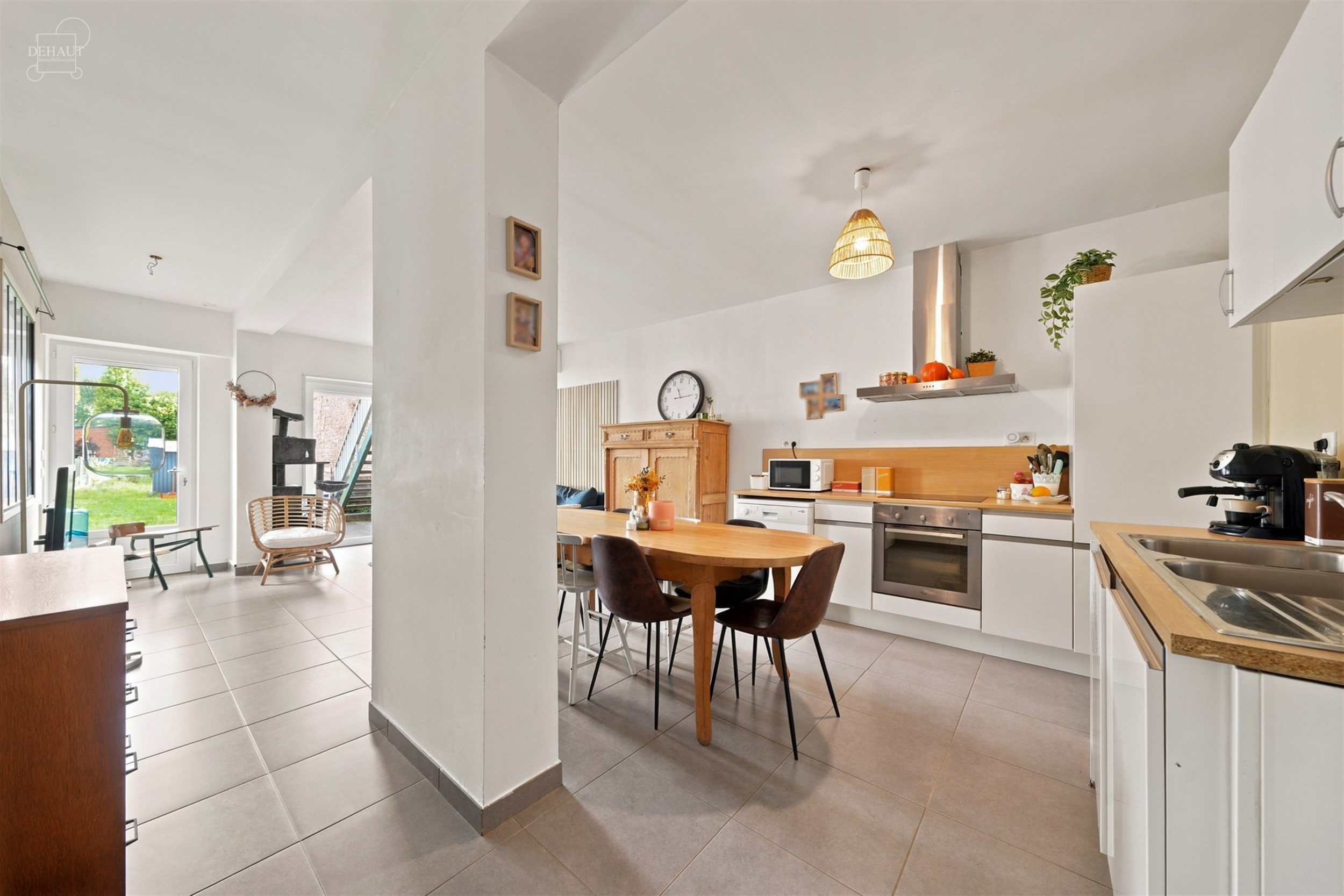 Superbe appartement situé au rez-de-chaussée d'un immeuble en centre-ville. Propose un hall d'entrée desservant un espace de vie ouvert sur une cui...