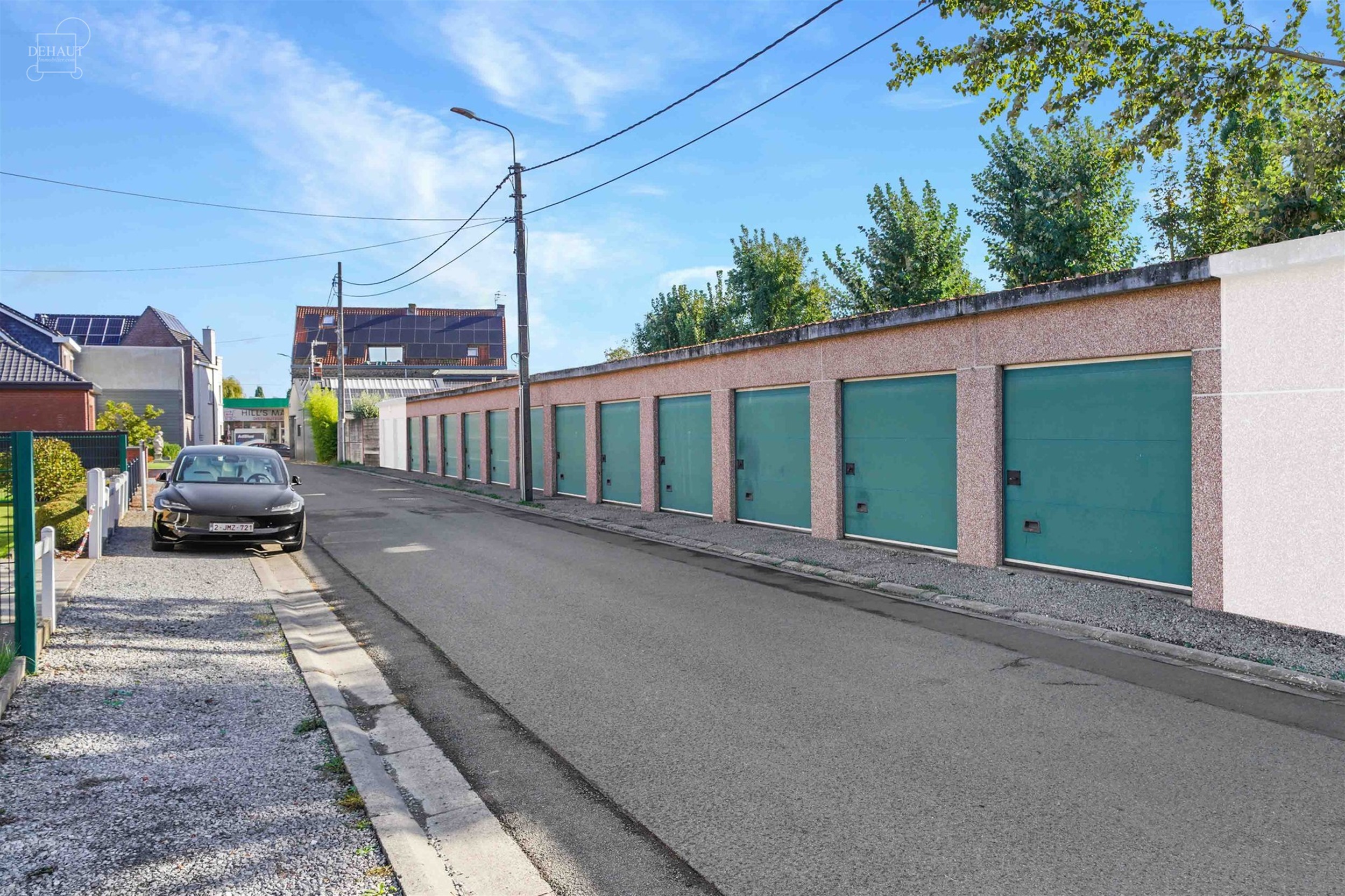Complex met 12 garages aan de Chemin des Sept Gildes in 7784 WAASTEN. Momenteel verhuurd tegen een maandelijkse huurprijs van 70 € per garage. 
Meer...