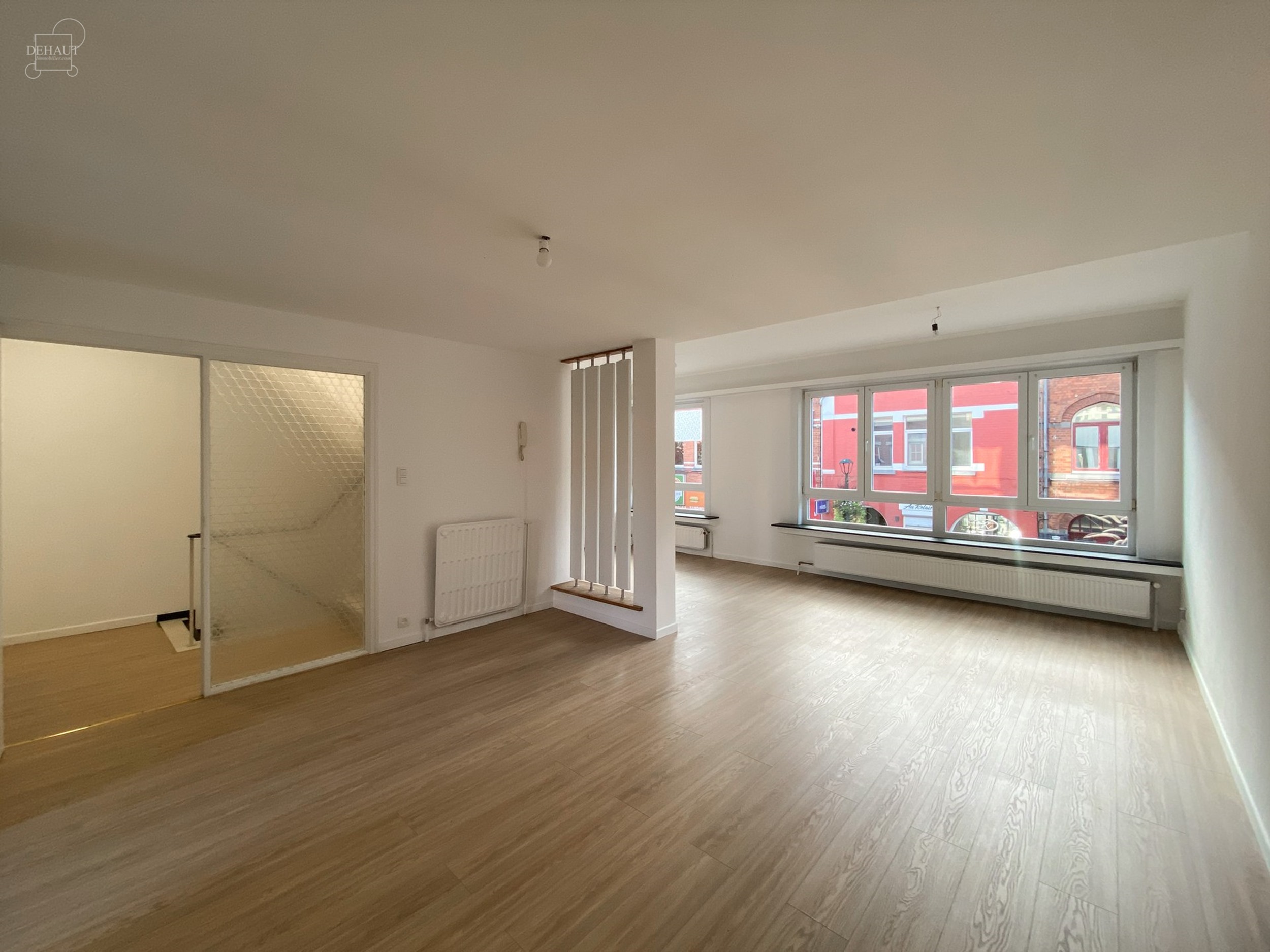Appartement duplex au premier étage composé d'un hall d'entrée, un séjour, une cuisine équipée, quatre chambres, une salle de bain, deux W.C., u...