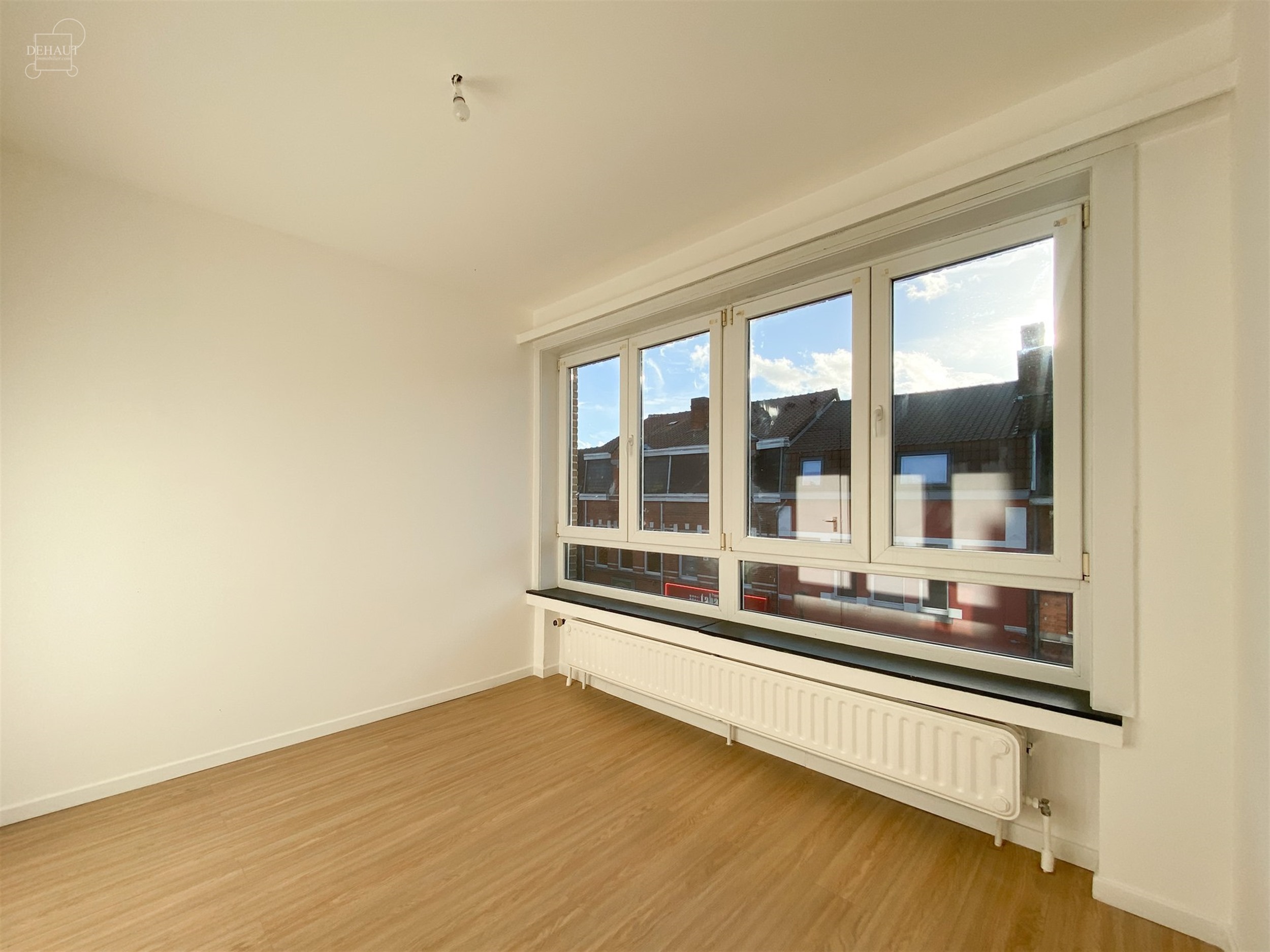 Appartement duplex au premier étage composé d'un hall d'entrée, un séjour, une cuisine équipée, quatre chambres, une salle de bain, deux W.C., u...