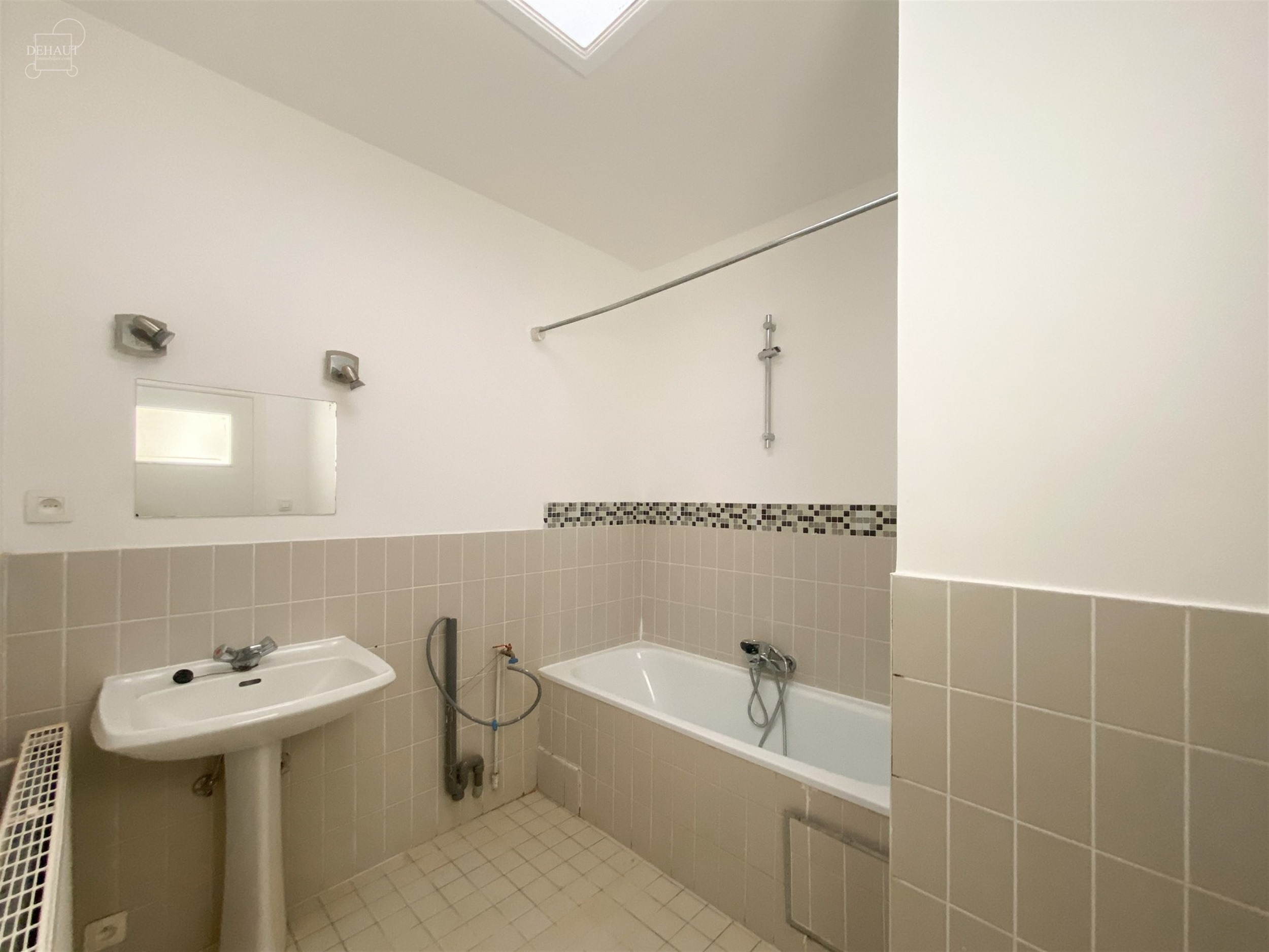 Appartement duplex au premier étage composé d'un hall d'entrée, un séjour, une cuisine équipée, quatre chambres, une salle de bain, deux W.C., u...