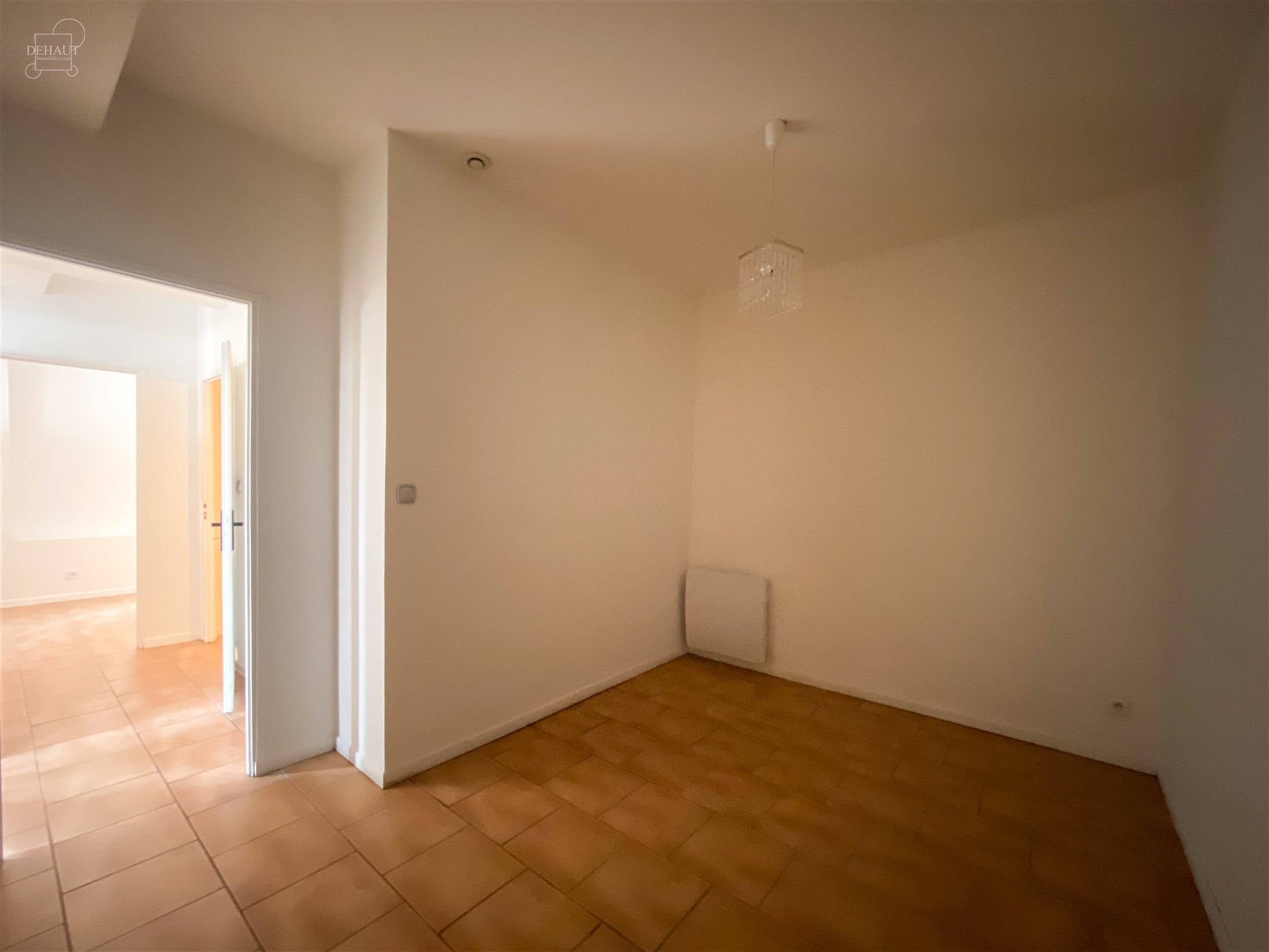 Appartement situé au rez-de-chaussée comprenant un espace de vie ouvert sur une cuisine équipée, une salle de bain avec WC, une chambre et un bure...