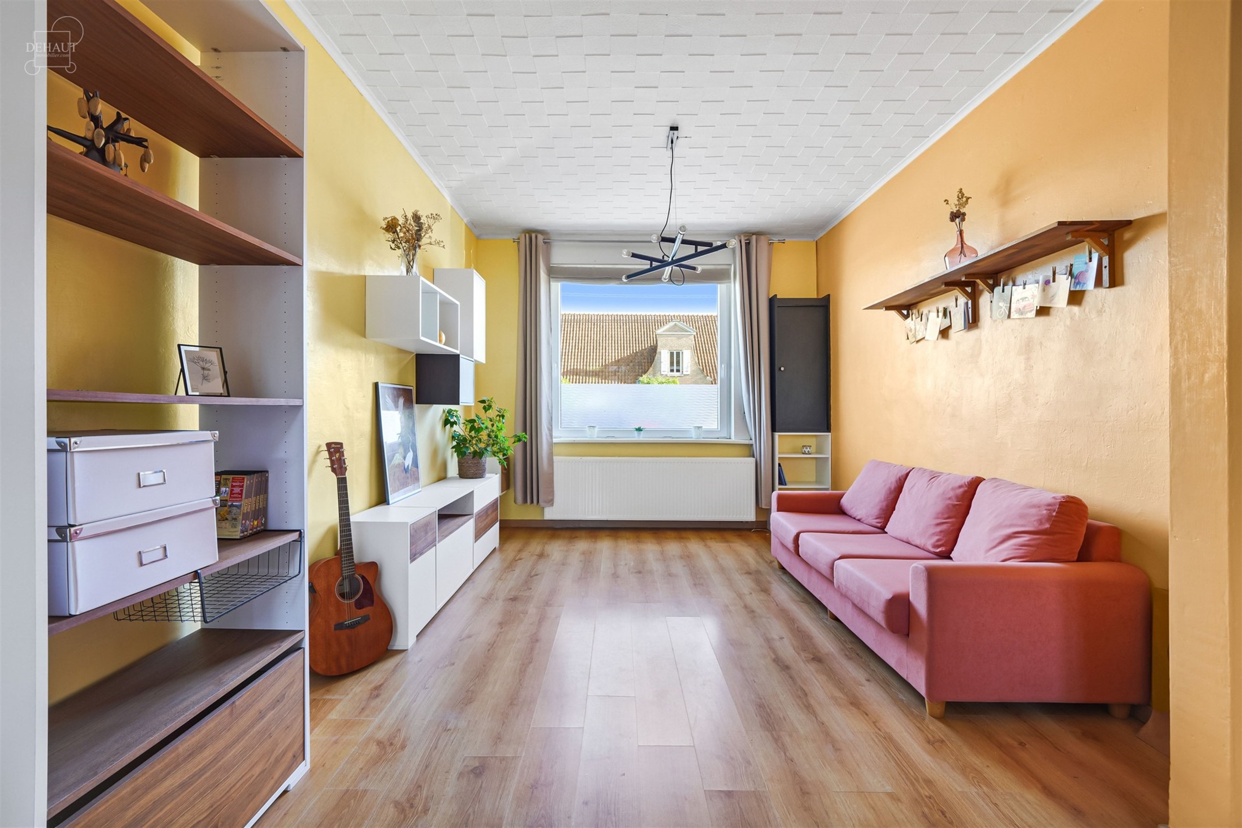 Mooi huis met drie gevels, zij-ingang en eigen parkeerplaats. Het bestaat uit een ruime woonkamer, een ingerichte keuken en een grote badkamer. Op de ...