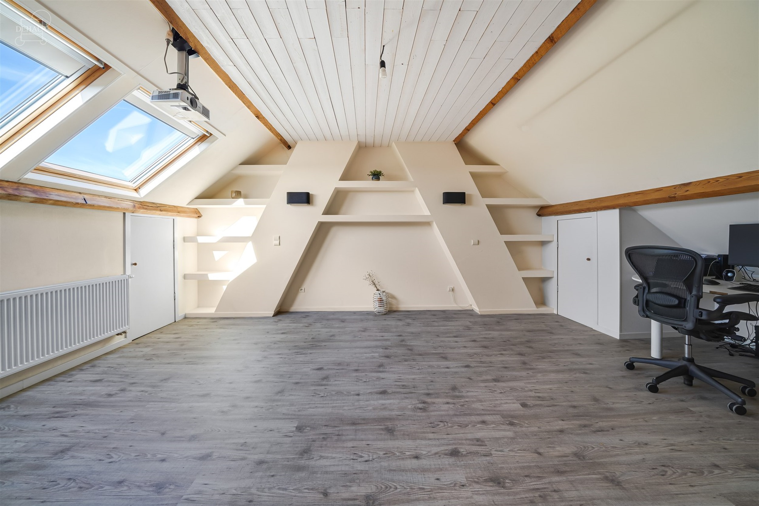 Mooi huis met drie gevels, zij-ingang en eigen parkeerplaats. Het bestaat uit een ruime woonkamer, een ingerichte keuken en een grote badkamer. Op de ...