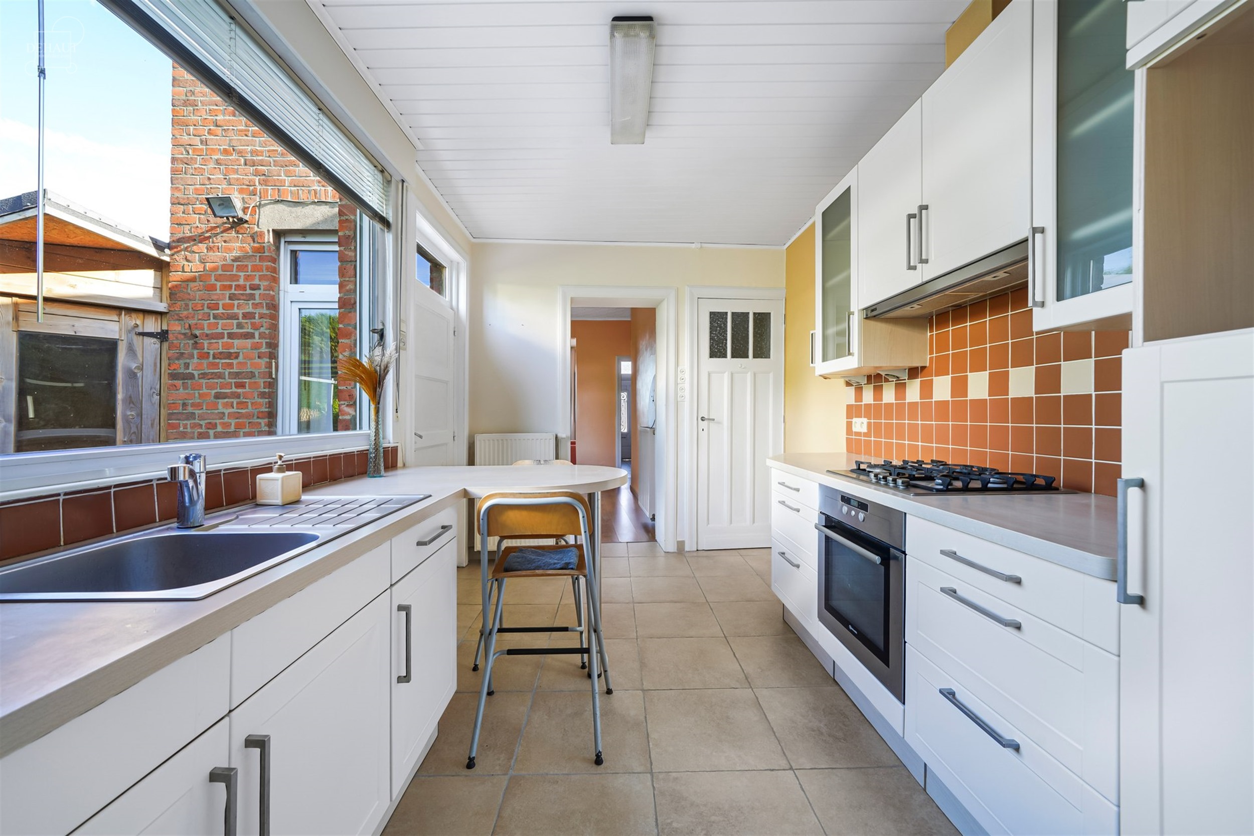 Mooi huis met drie gevels, zij-ingang en eigen parkeerplaats. Het bestaat uit een ruime woonkamer, een ingerichte keuken en een grote badkamer. Op de ...