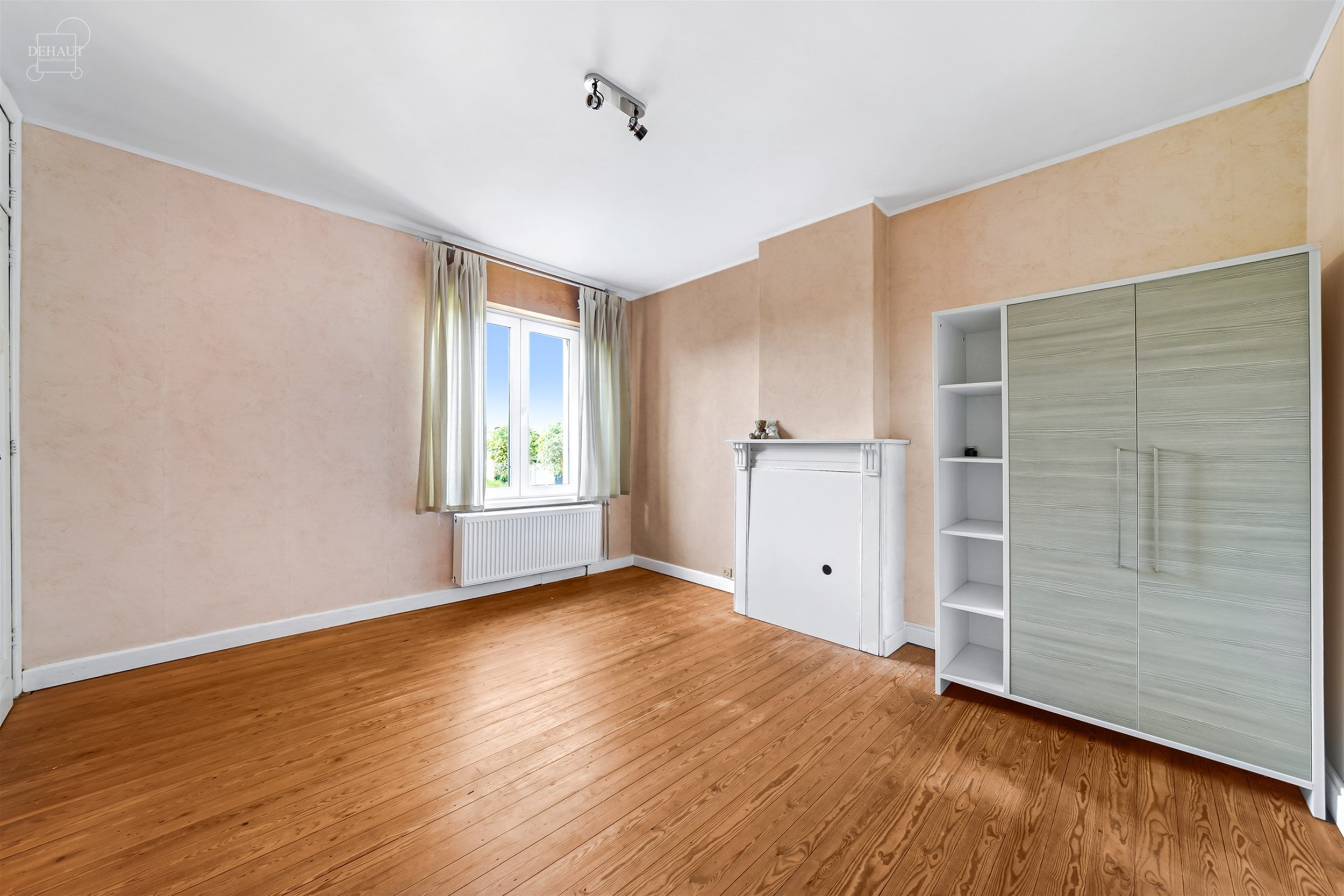 Mooi huis met drie gevels, zij-ingang en eigen parkeerplaats. Het bestaat uit een ruime woonkamer, een ingerichte keuken en een grote badkamer. Op de ...
